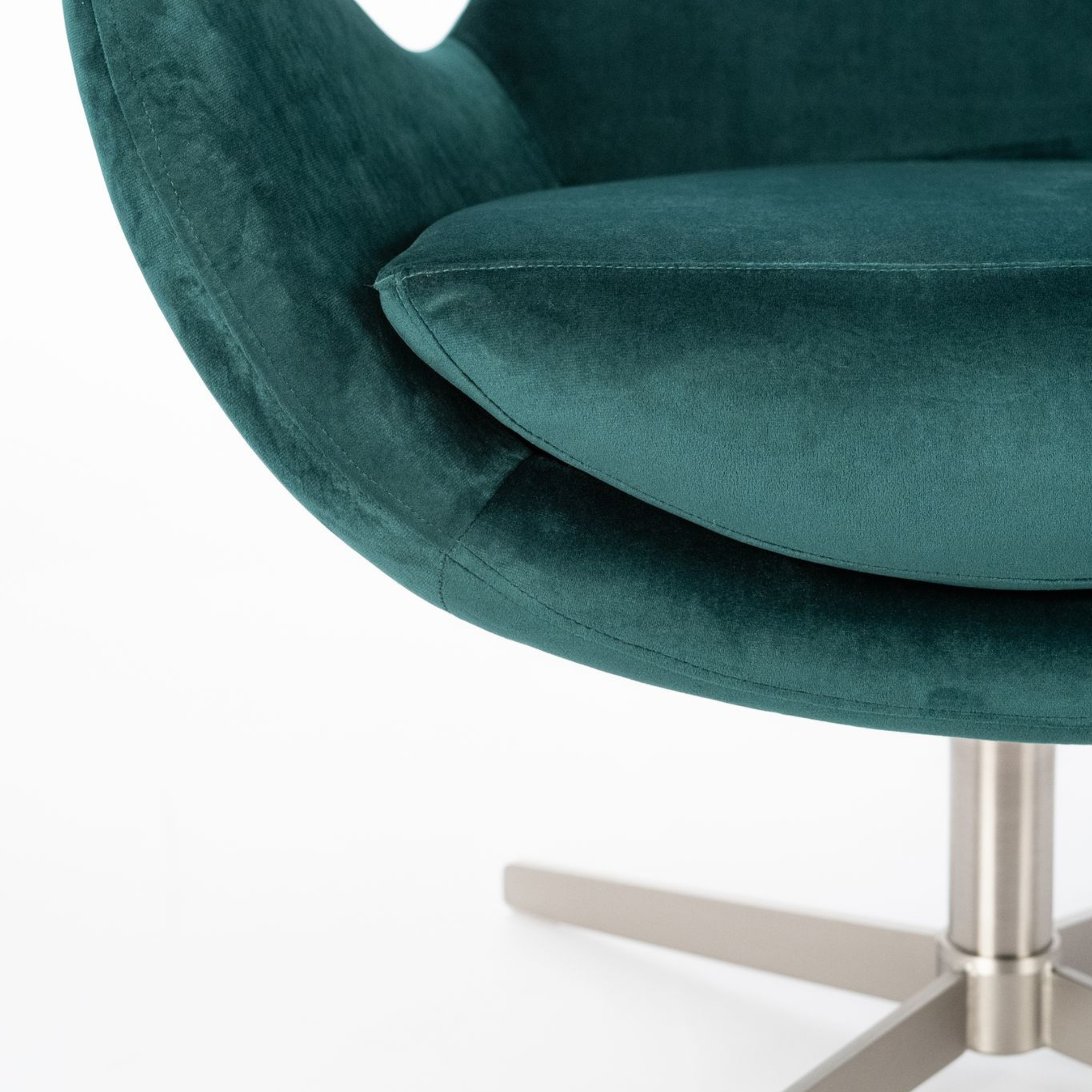 Poltrona girevole "Olga" moderna in tessuto con base cromata cm 72x64 85h