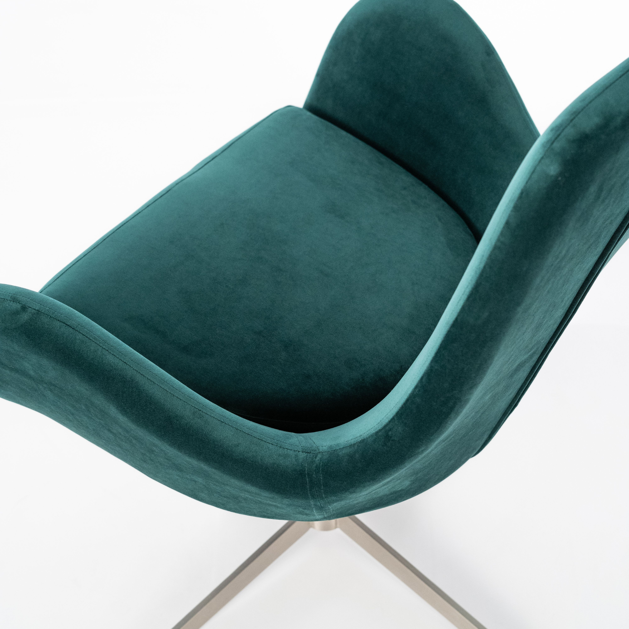 Poltrona girevole "Olga" moderna in tessuto con base cromata cm 72x64 85h