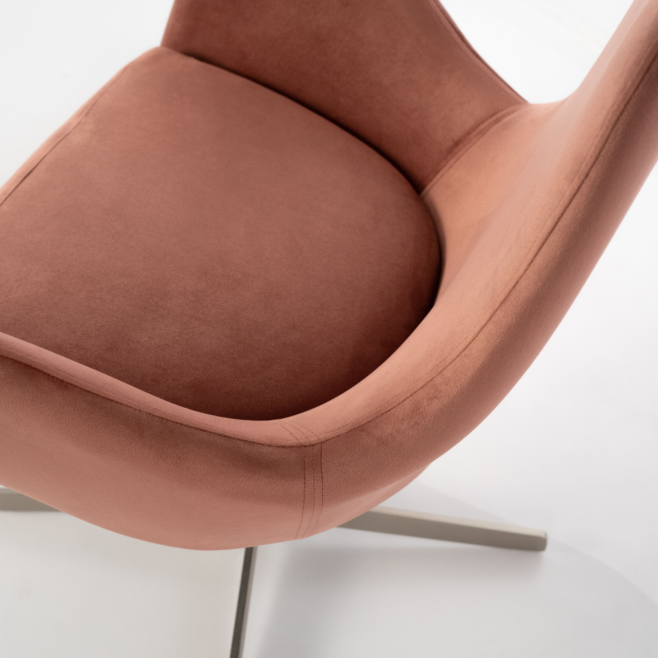 Poltrona girevole "Olga" moderna in tessuto con base cromata cm 72x64 85h