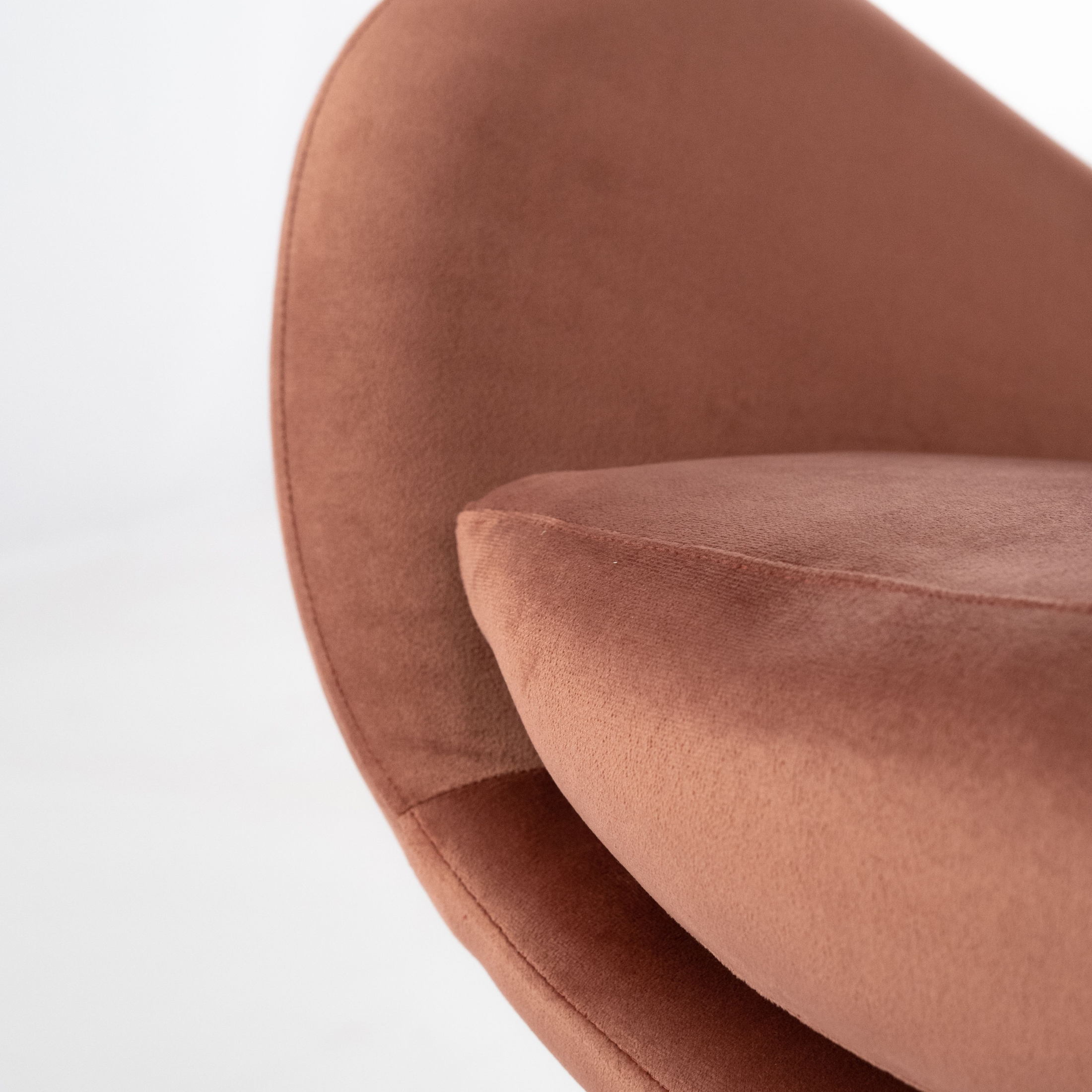 Poltrona girevole "Olga" moderna in tessuto con base cromata cm 72x64 85h