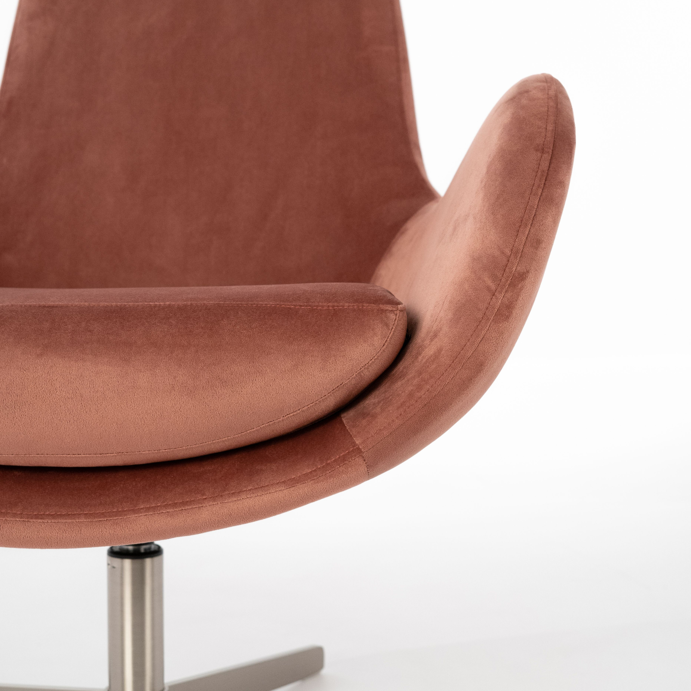 Poltrona girevole "Olga" moderna in tessuto con base cromata cm 72x64 85h