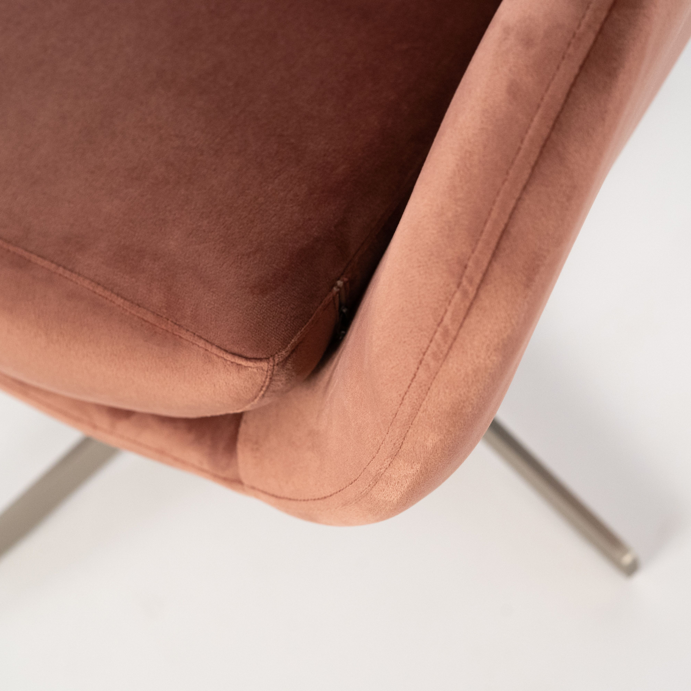 Poltrona girevole "Olga" moderna in tessuto con base cromata cm 72x64 85h