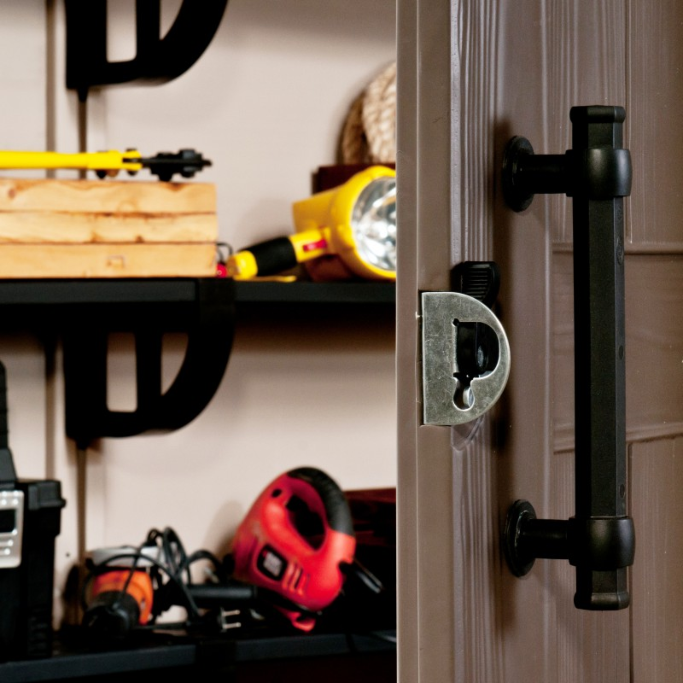 Casetta da giardino in resina "Sunrise" con pavimento e mensole interne