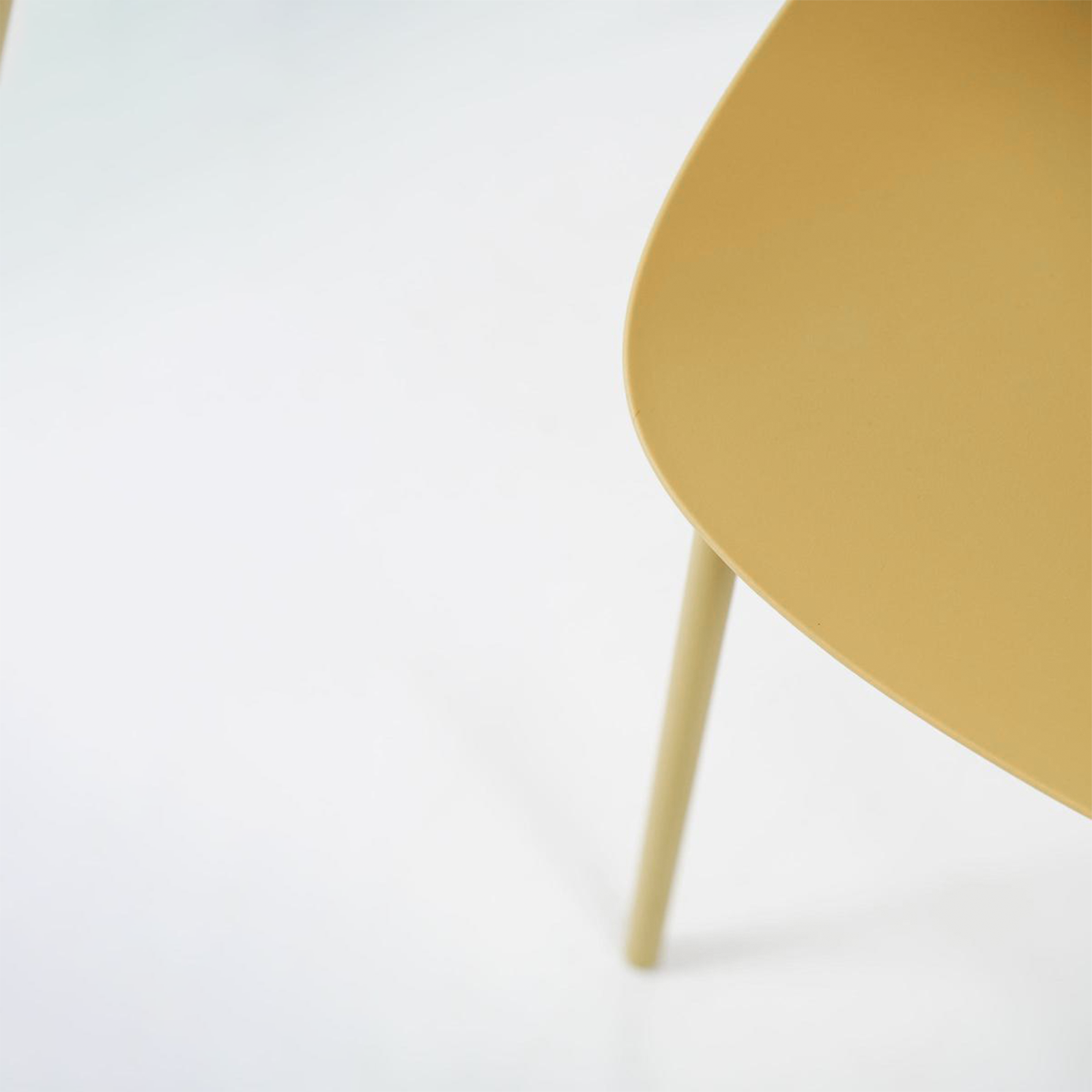 Set di sgabelli alti "Ana" in polipropilene con poggiapiedi cm 47x47,5 91,5h