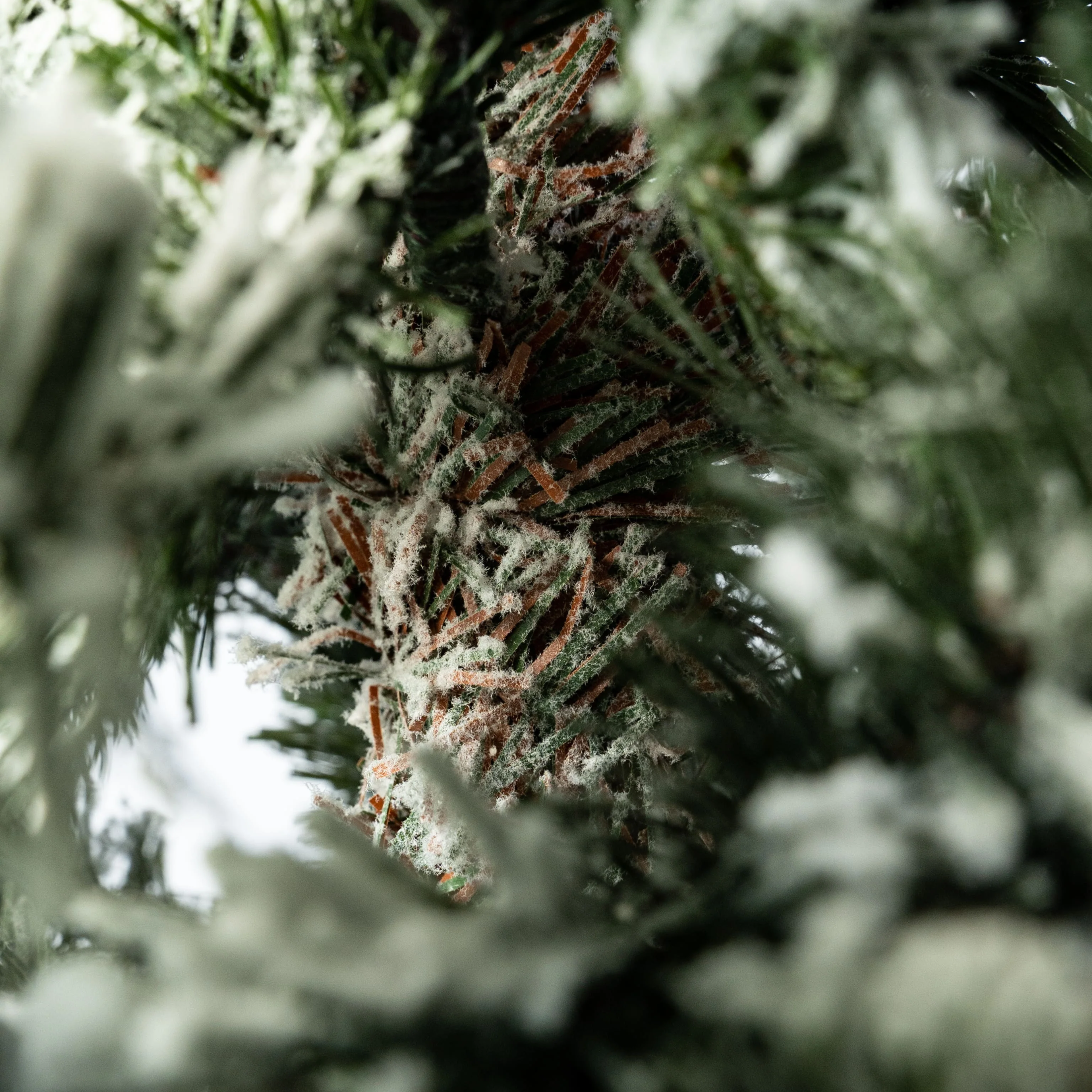 Sapin de Noël enneigé fin "Flocon de neige" en PE effet toucher réel + PVC + flock h210 cm