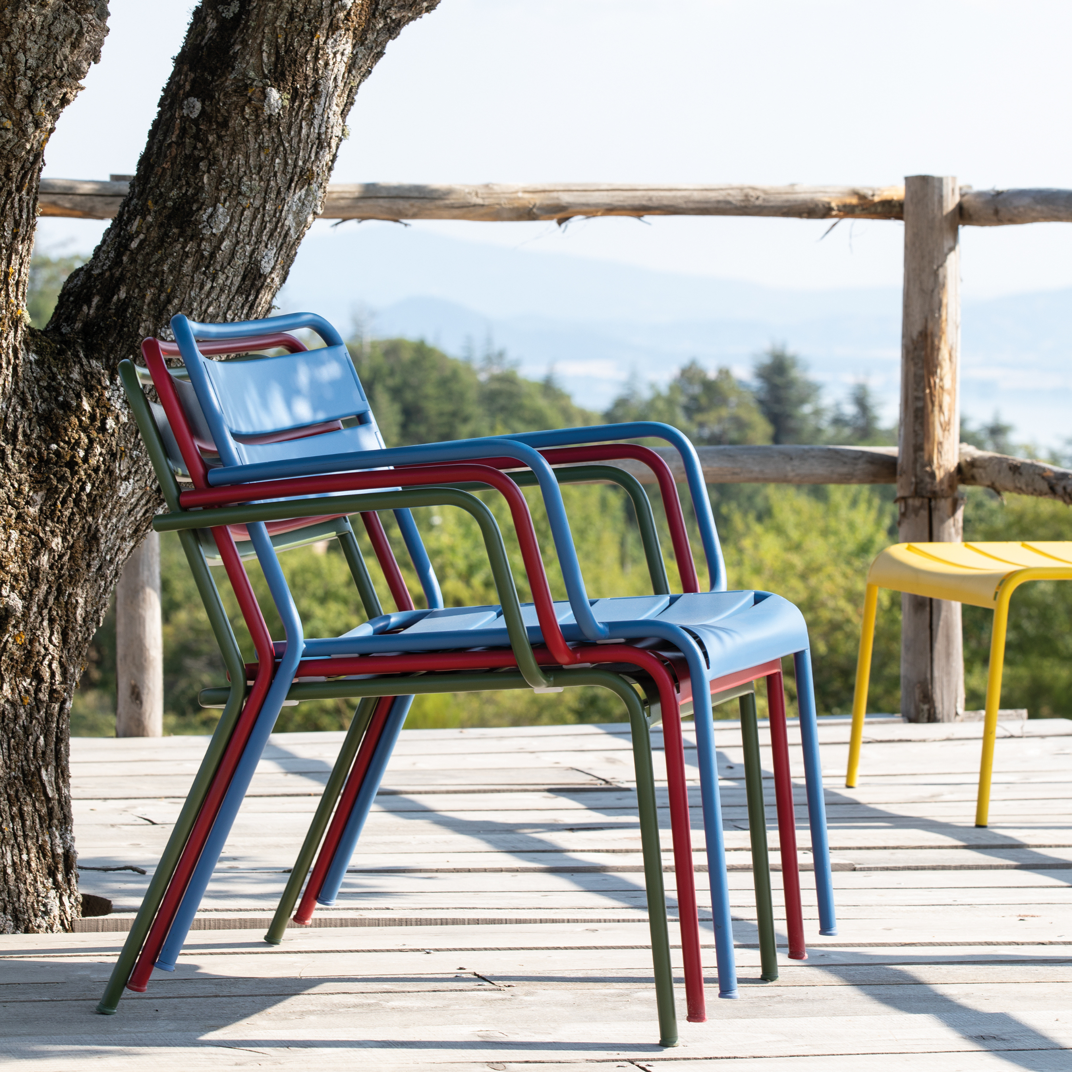 Repose-pieds "Twist" en métal peint, tabouret bas de jardin 126x57 cm 88h