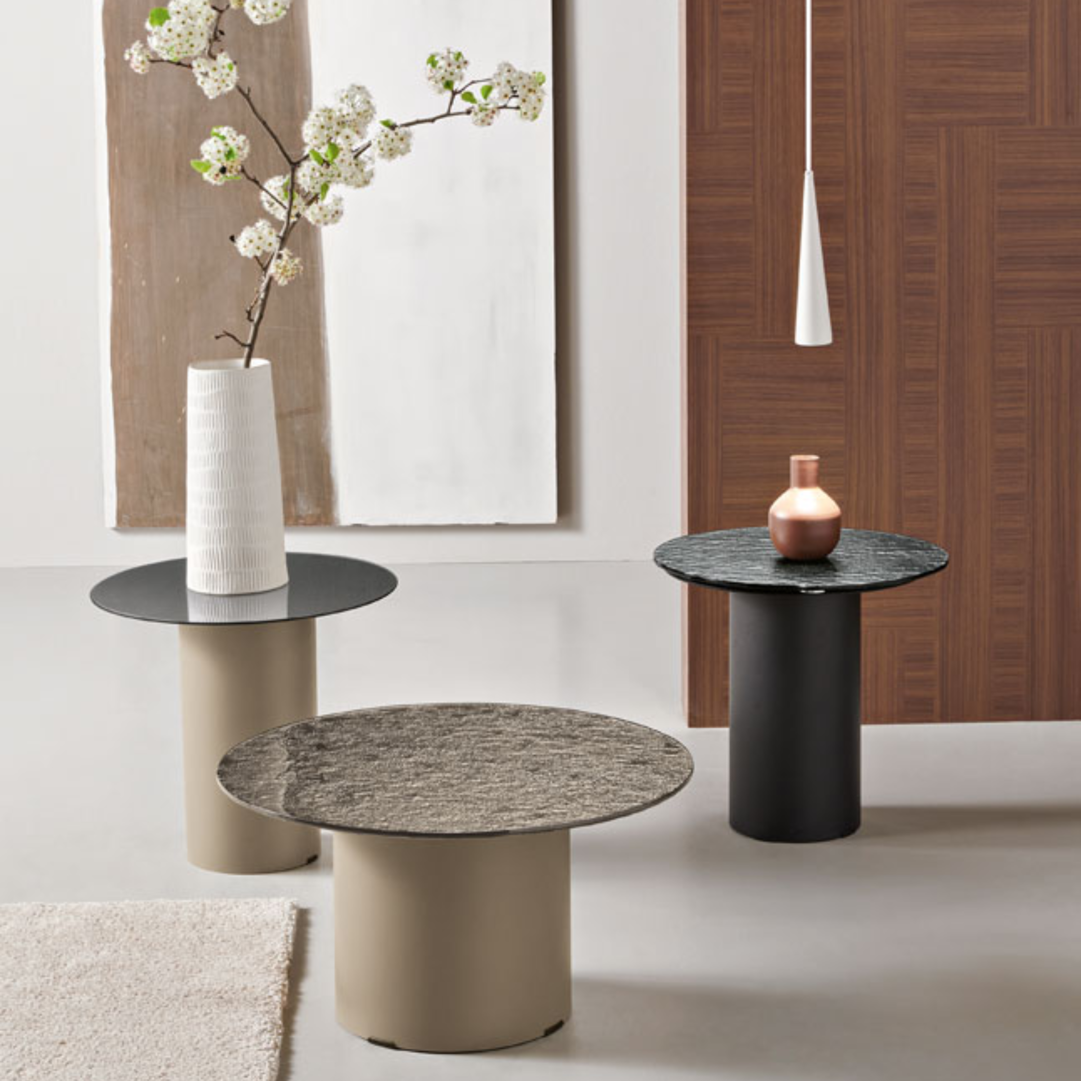 Table basse ronde "Dixon" avec piètement en métal et plateau en verre