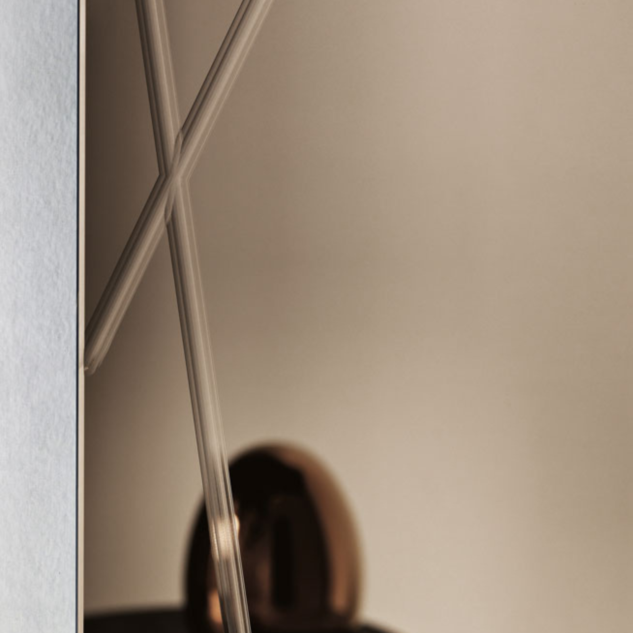 Specchio moderno da parete "Nilufar" con incisioni laser cm 70x160h