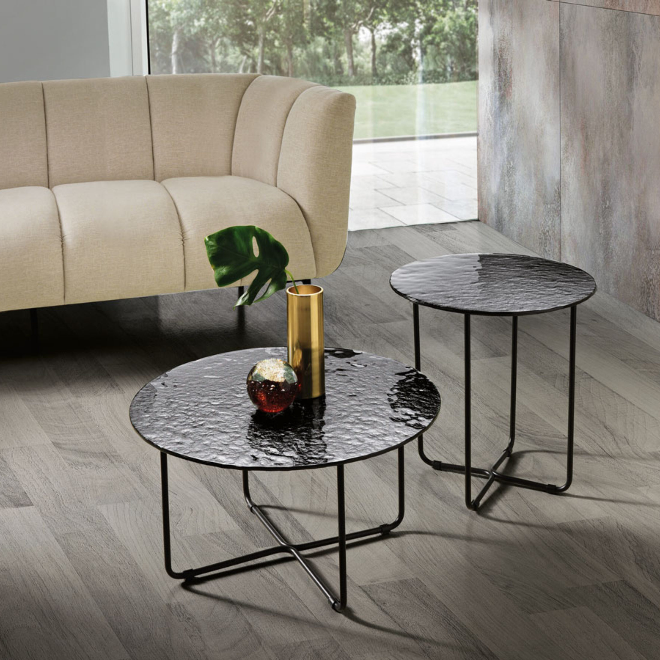 Tavolino da caffè rotondo "Jimbo" con base in metallo verniciato nero