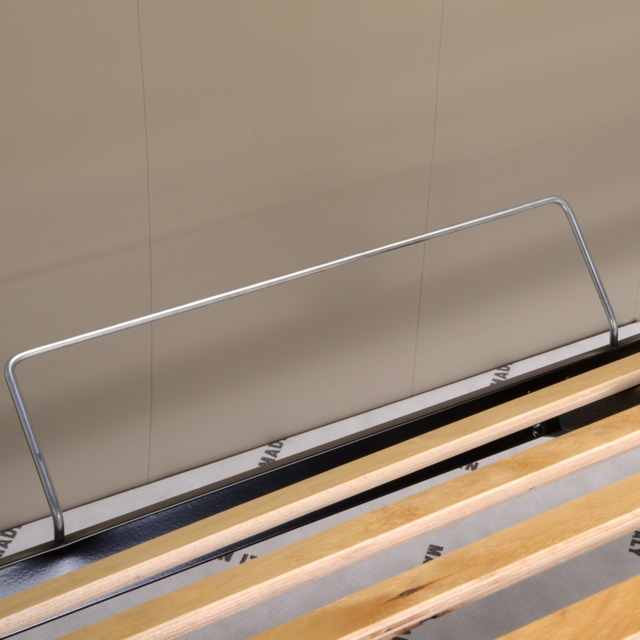 Letto contenitore con rete "Lugano" moderno senza testata in velluto con piedino conico