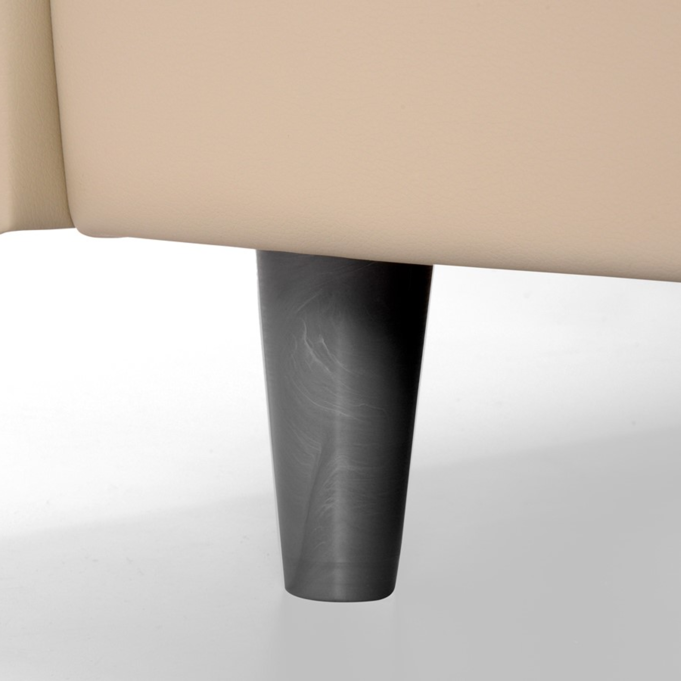 Letto contenitore con rete spazioso "Lugano" senza testata in pelle vegan con piedino conico