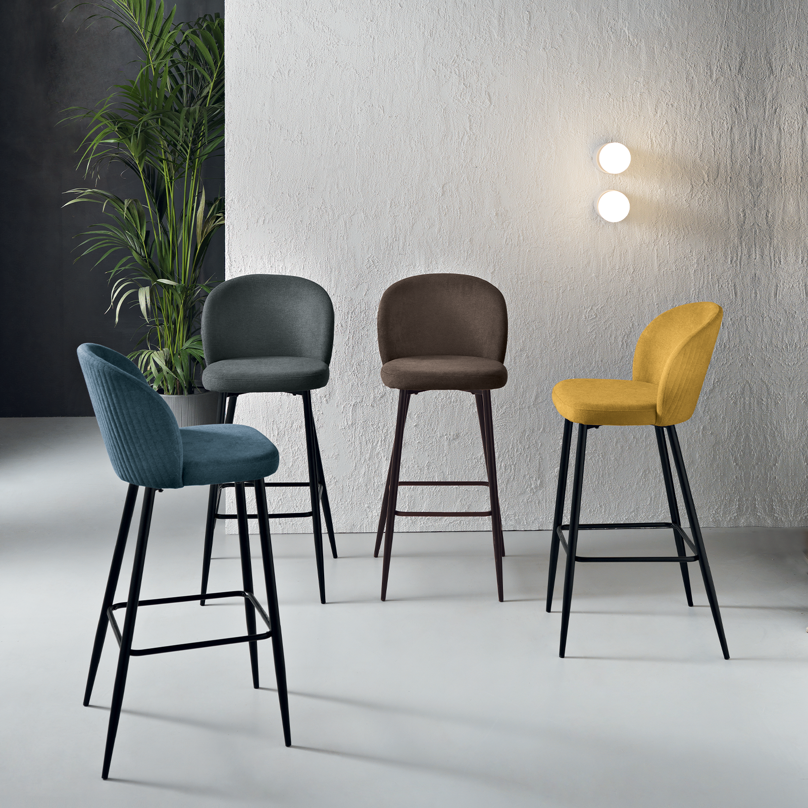 Set di sgabelli alti moderni "Lizzy" in tessuto imbottite cm 48x53 93h