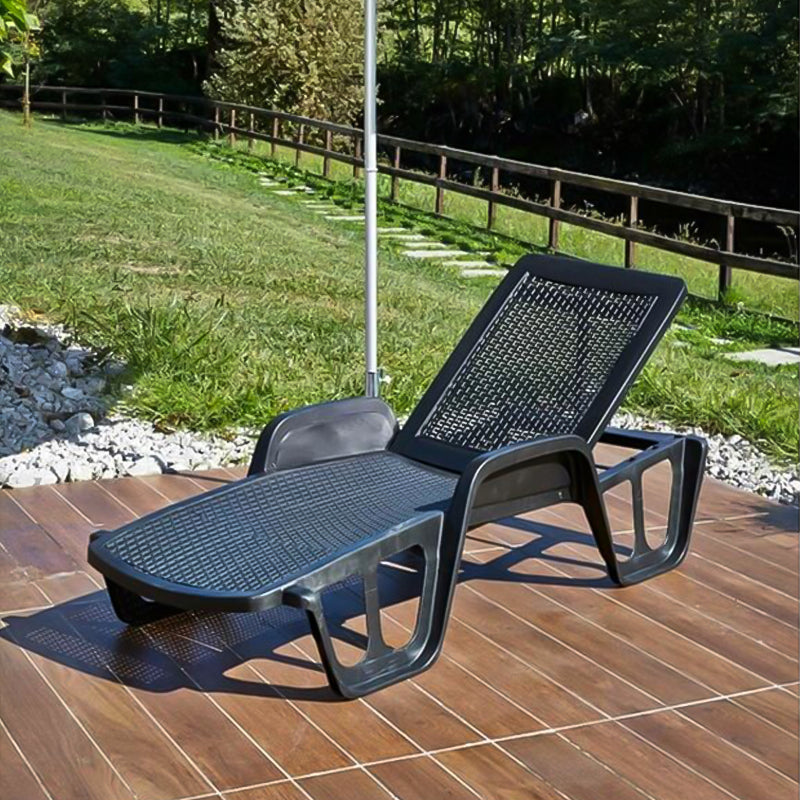 Lettino prendisole in resina con schienale reclinabile per piscina e giardino