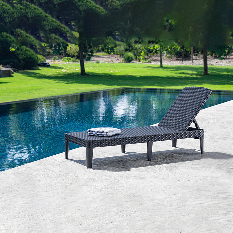 Lettino prendisole in rattan 