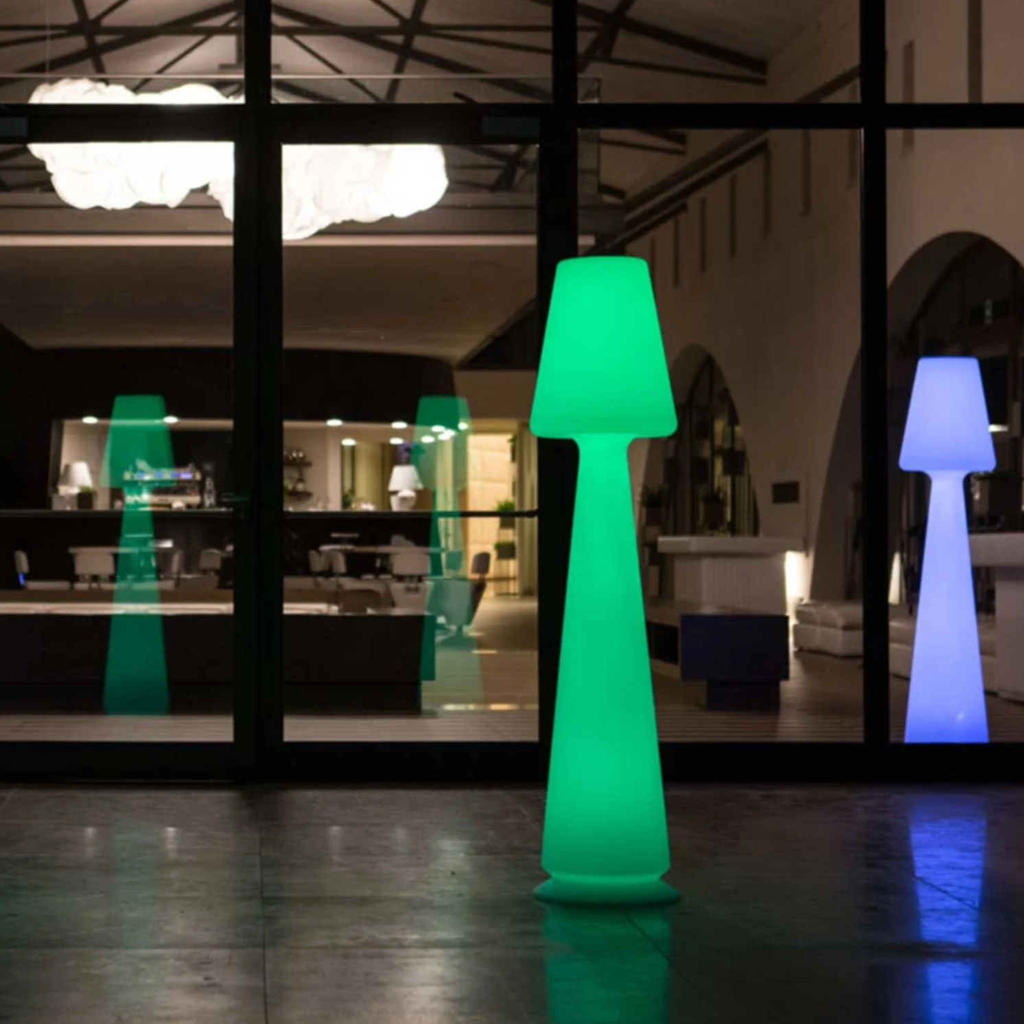 Piantana Led RGB Chloe con telecomando in resina per esterno cm 165h