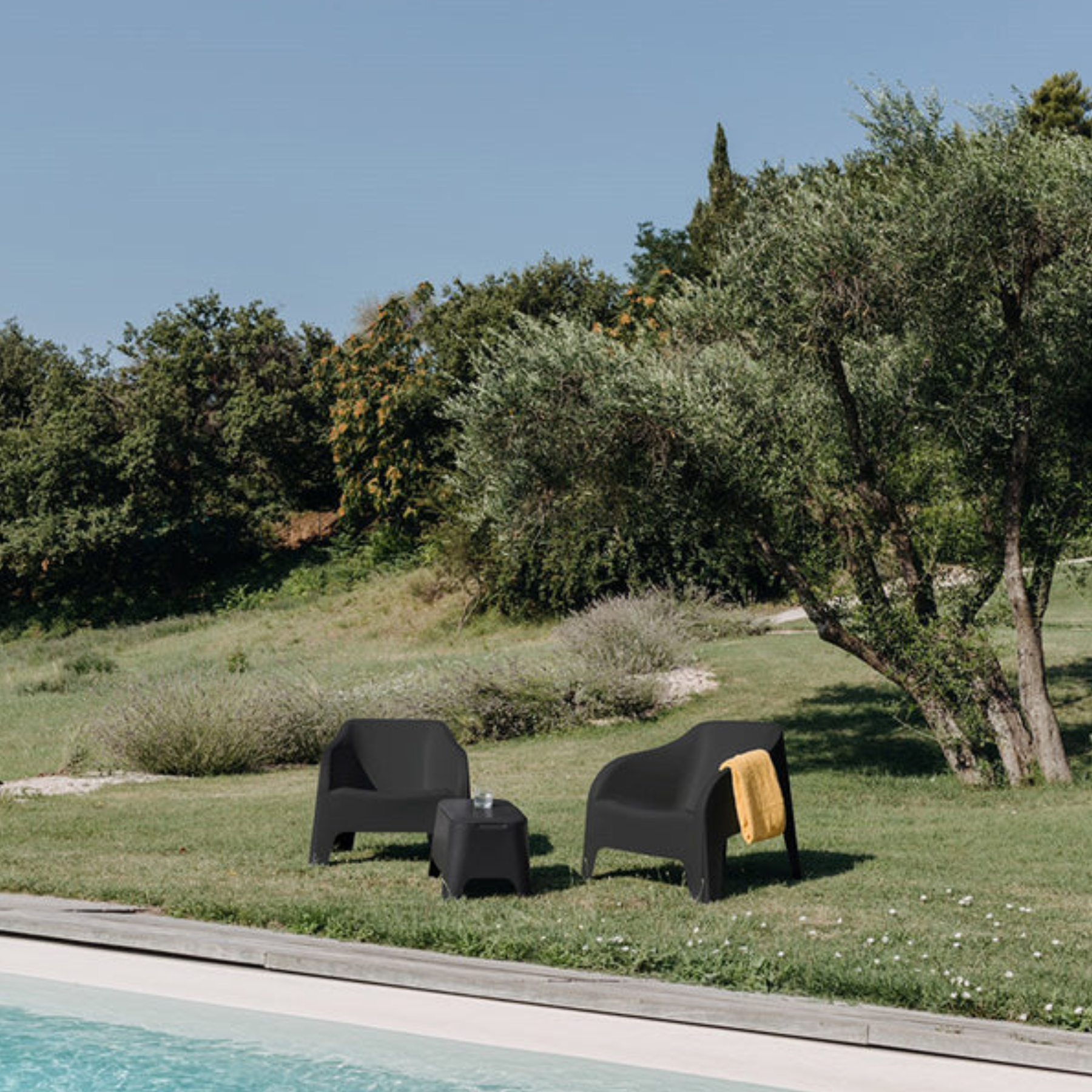 Poltrona in resina per esterni Polignano sedia impilabile da giardino