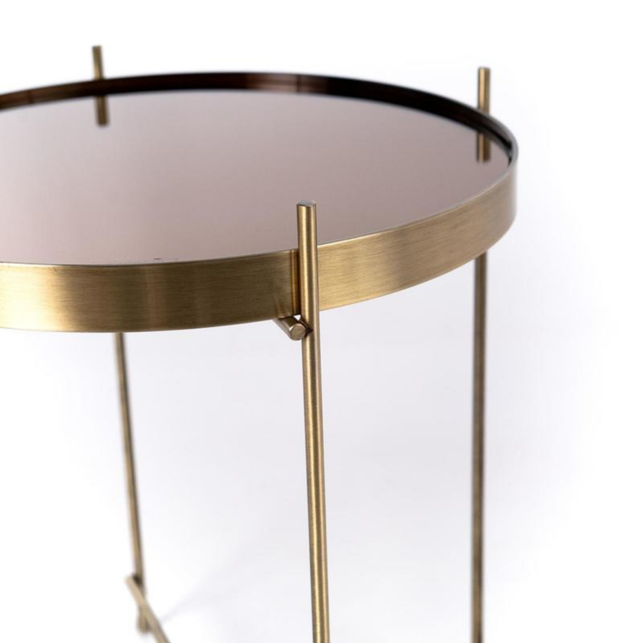 Table basse "Marissa" avec plateau en verre trempé et pieds en métal