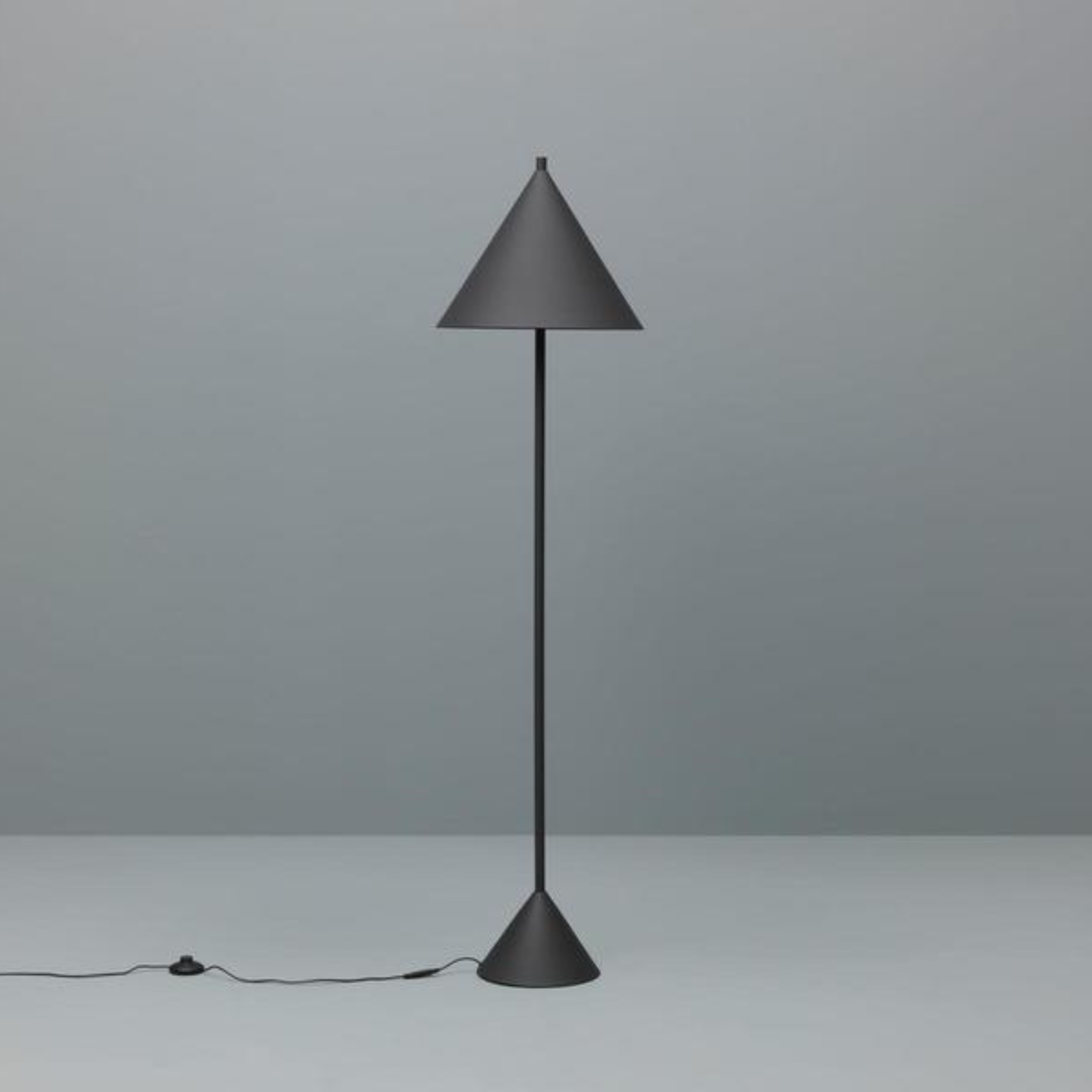 Lámpara LED con pantalla metálica "Indi" para pie y mesa