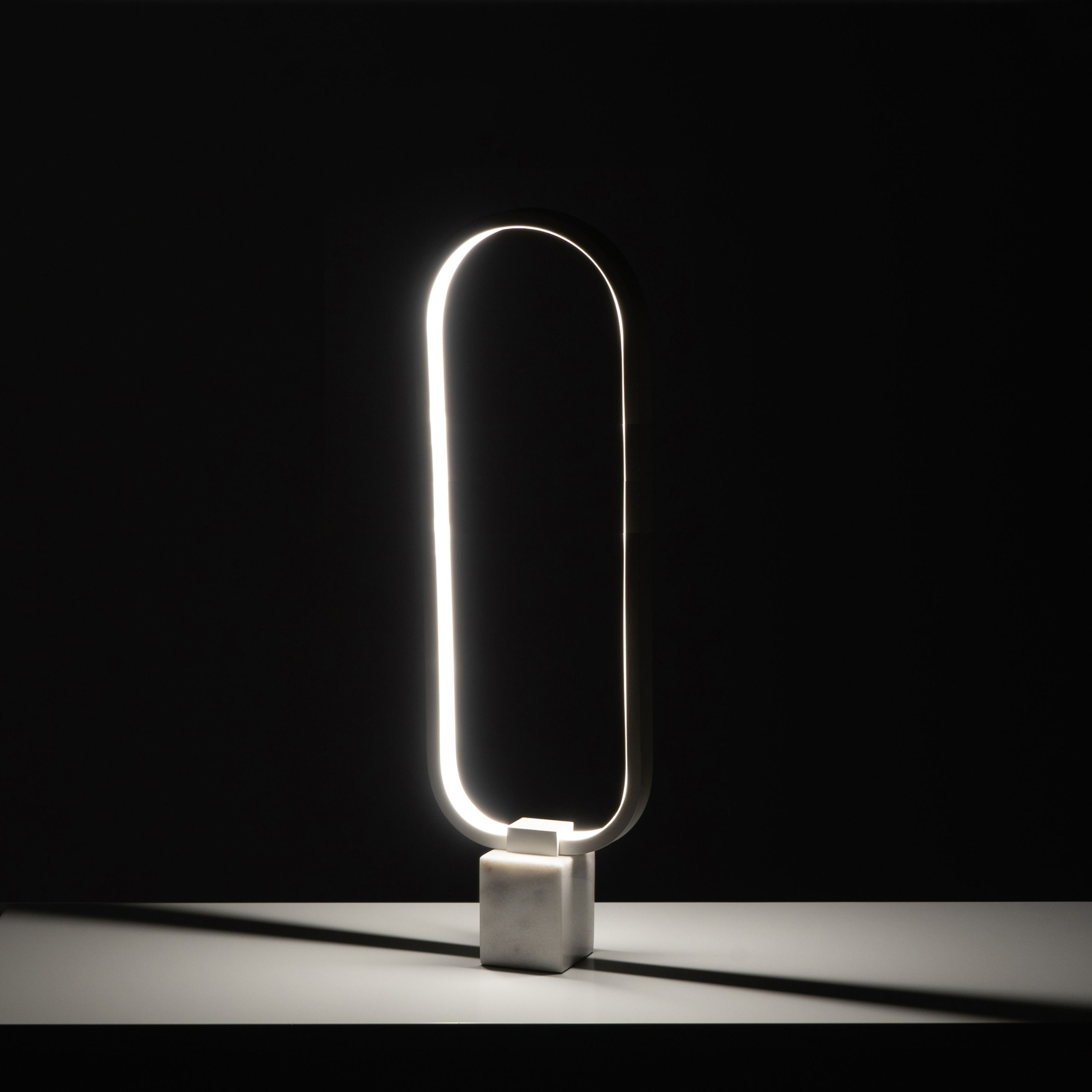 Lampada LED in metallo con base in marmo "Naos" da terra e tavolo