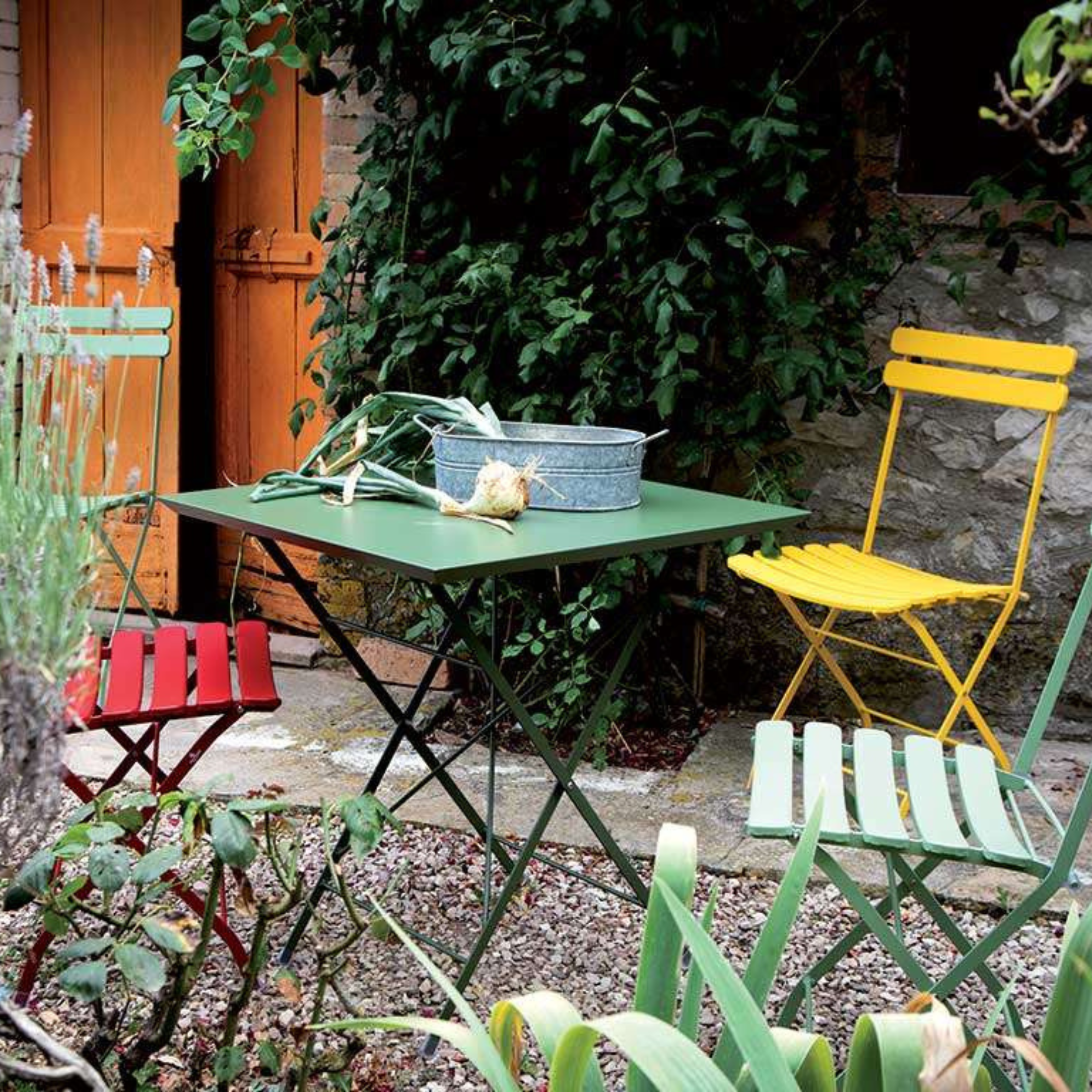 Tavolo quadrato pieghevole "Step" in metallo zincato per giardino h 75 cm