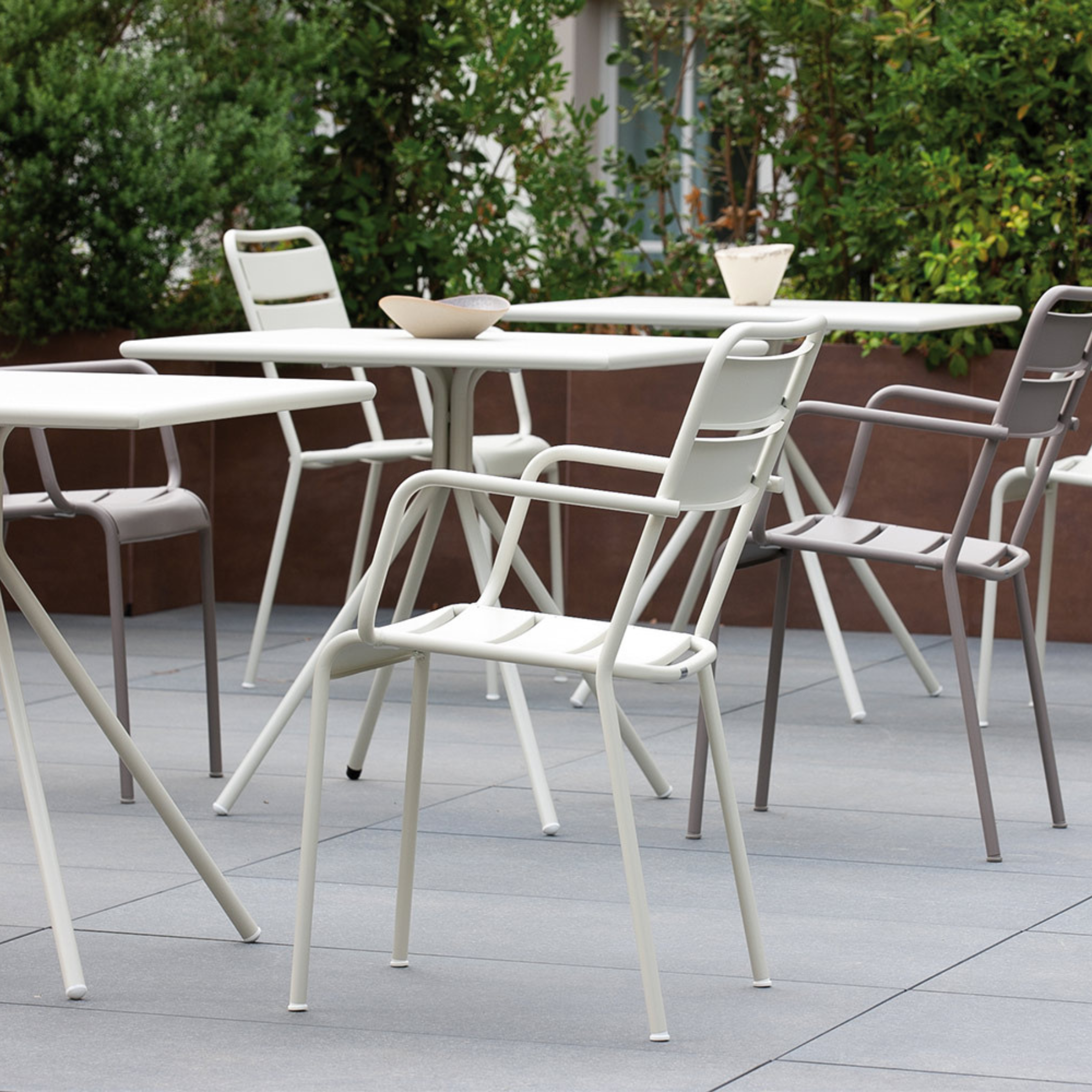 Set di sedie con braccioli da giardino in metallo "Twist" moderne ed impilabili cm 55x57 87h