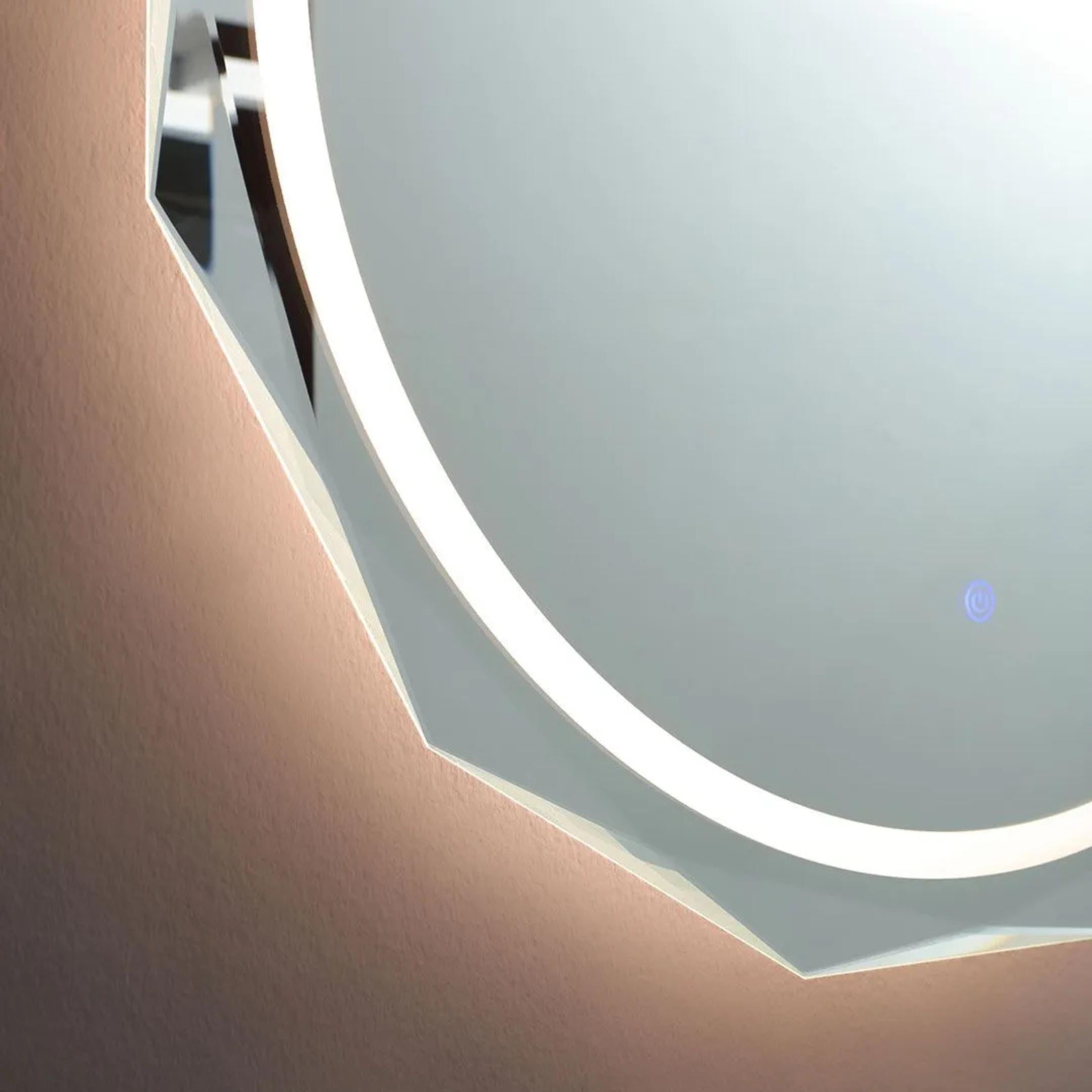 Specchio a led "Horizonte" con bordo sfaccettato e illuminato