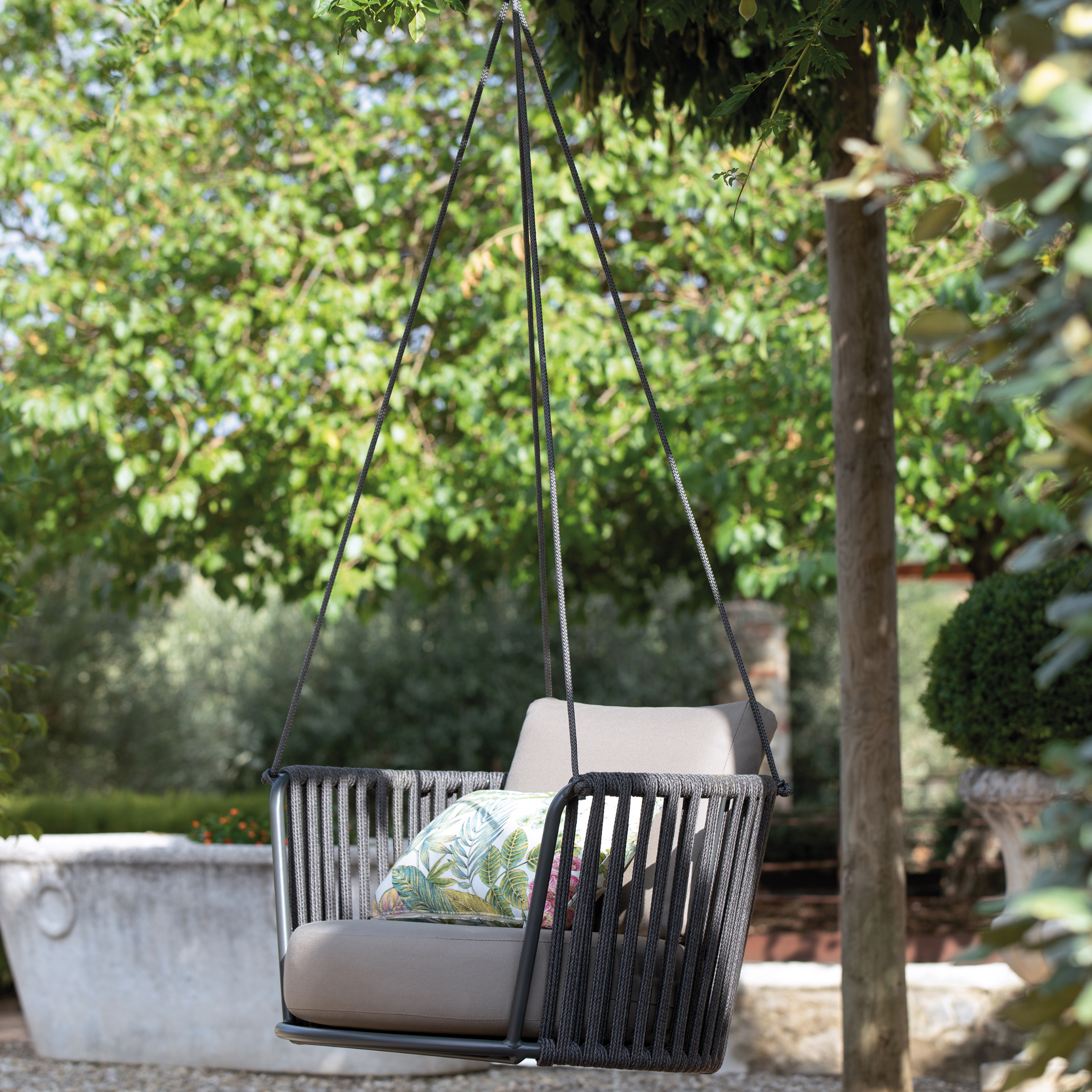 Fauteuil suspendu en corde et métal peint "Daisy Rope" jardin moderne