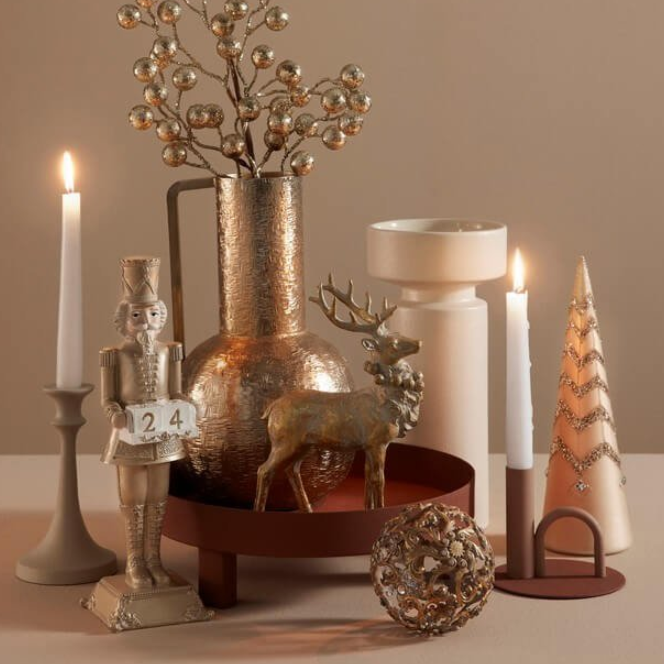 Soldatino decorativo “Edwyn” in poliresina, decorazione natalizia classica e raffinata colore Champagne cm 13,5x13,5x42h