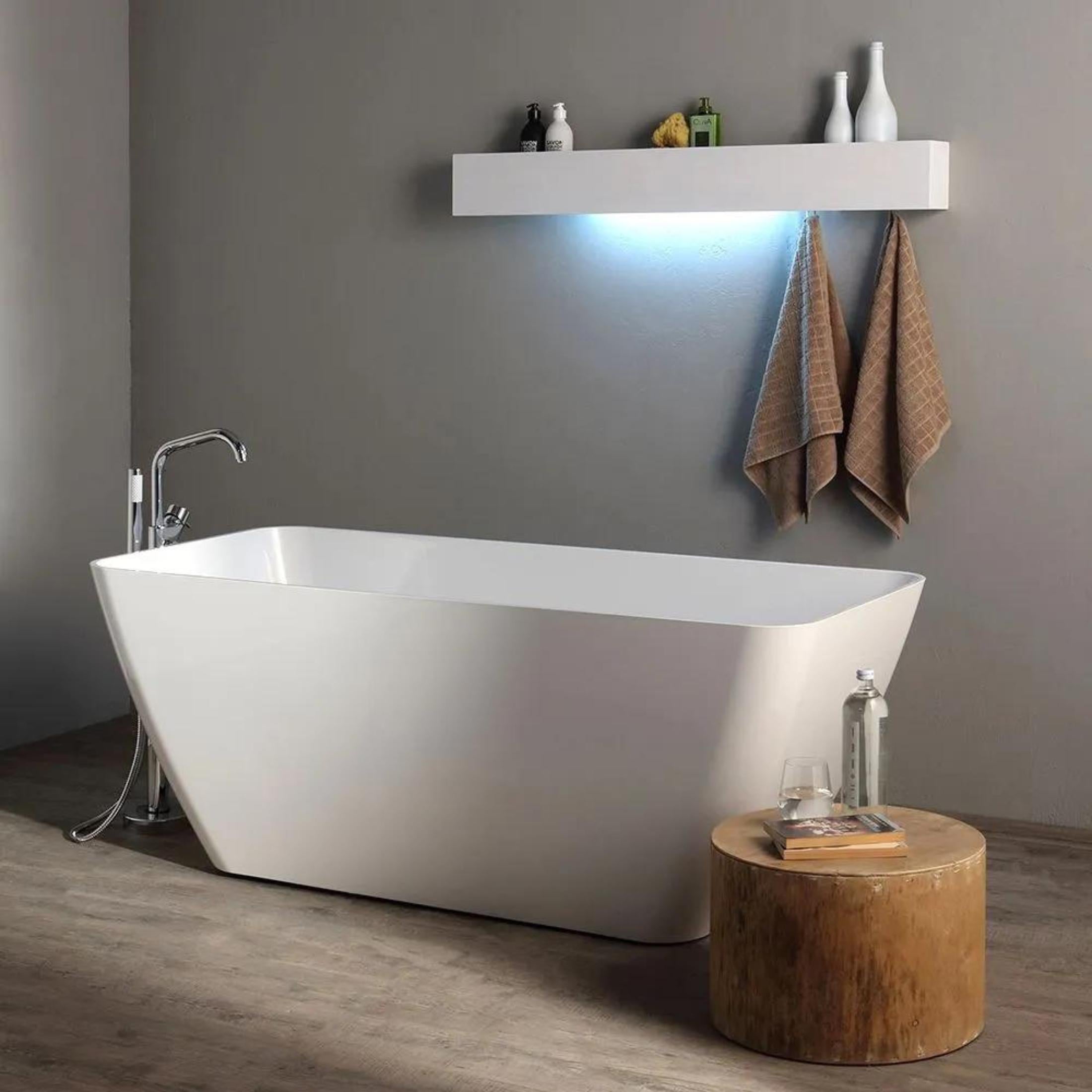 Vasca da bagno moderna freestanding "Silvi" in marmo bianco lucido 159x70,5 62h