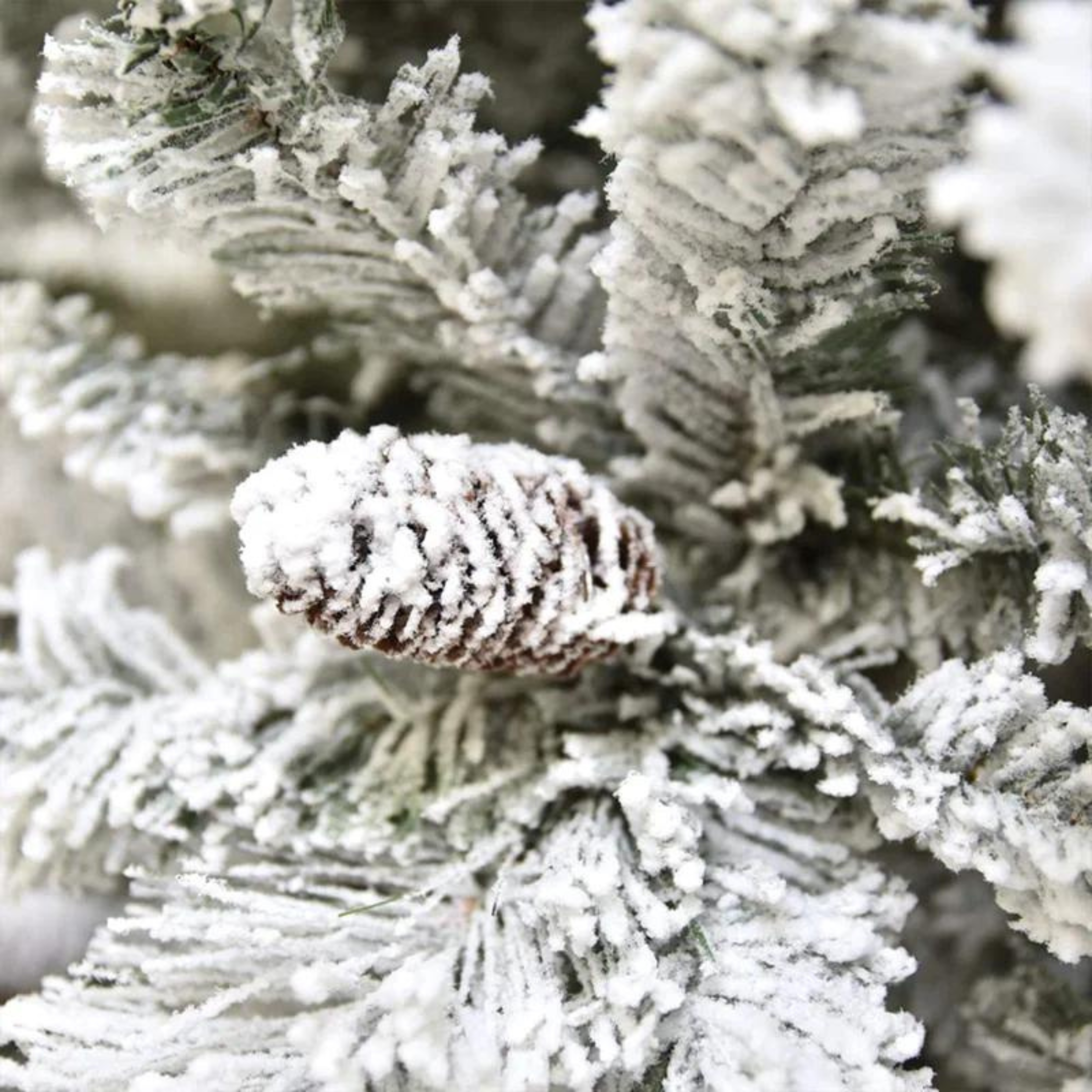 Árbol de Navidad "Trineo" cubierto de nieve con piñas en PP efecto aguja de pino + PE efecto tacto real + flocado