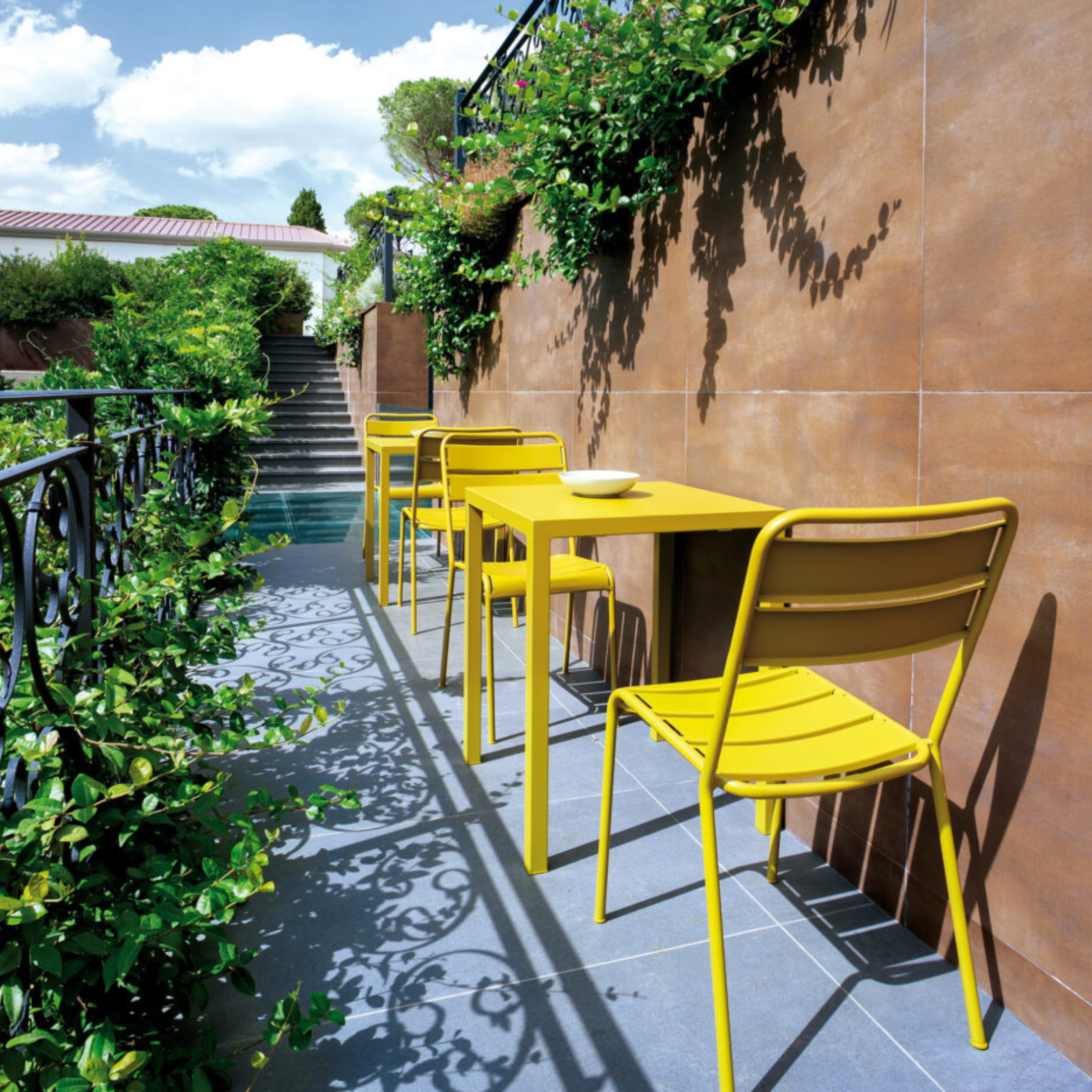 Sedia in metallo verniciato "Twist" da giardino impilabile cm 45x57 86h