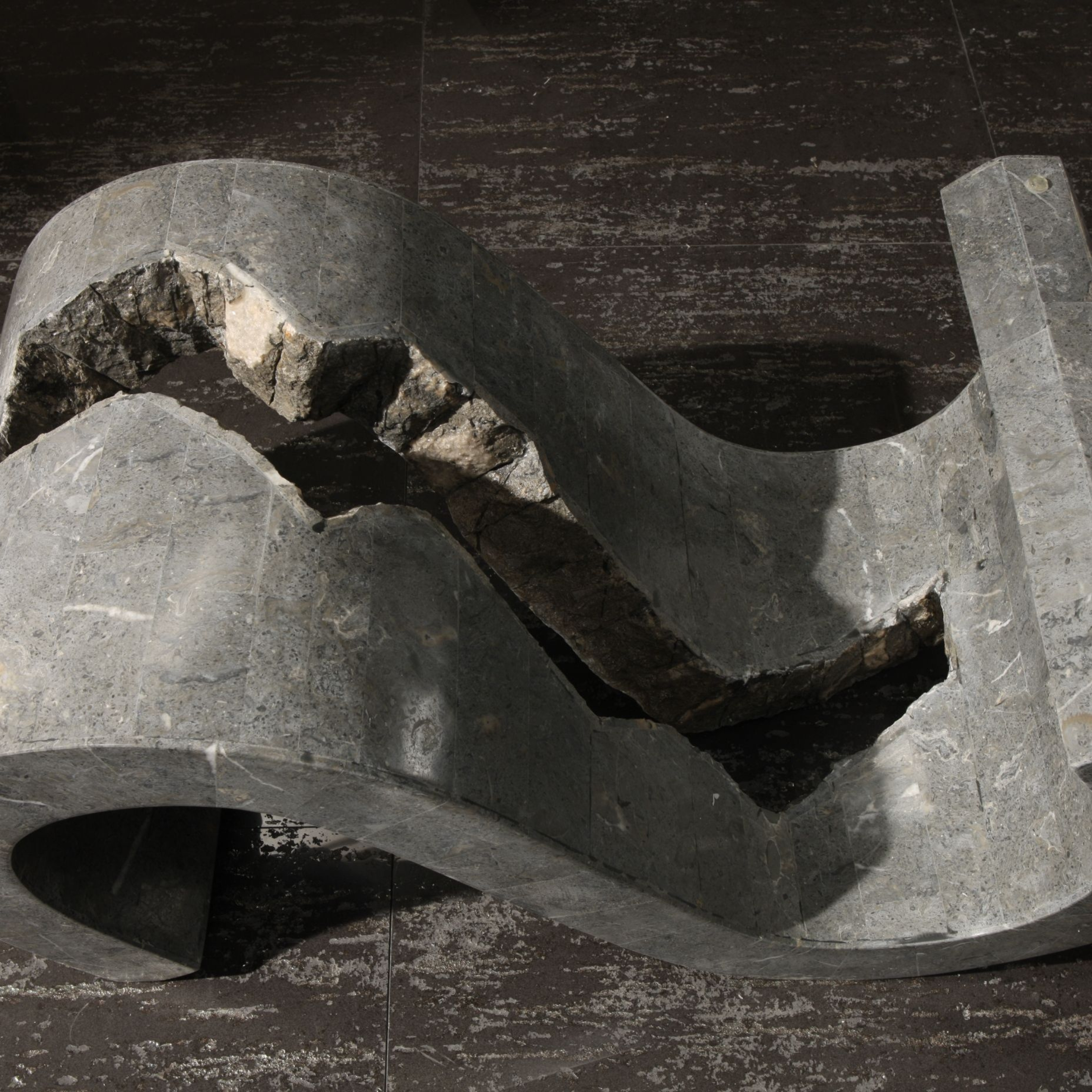 Mesita baja en piedra fósil "Flexus" tapa de cristal templado 120x70 cm 36h