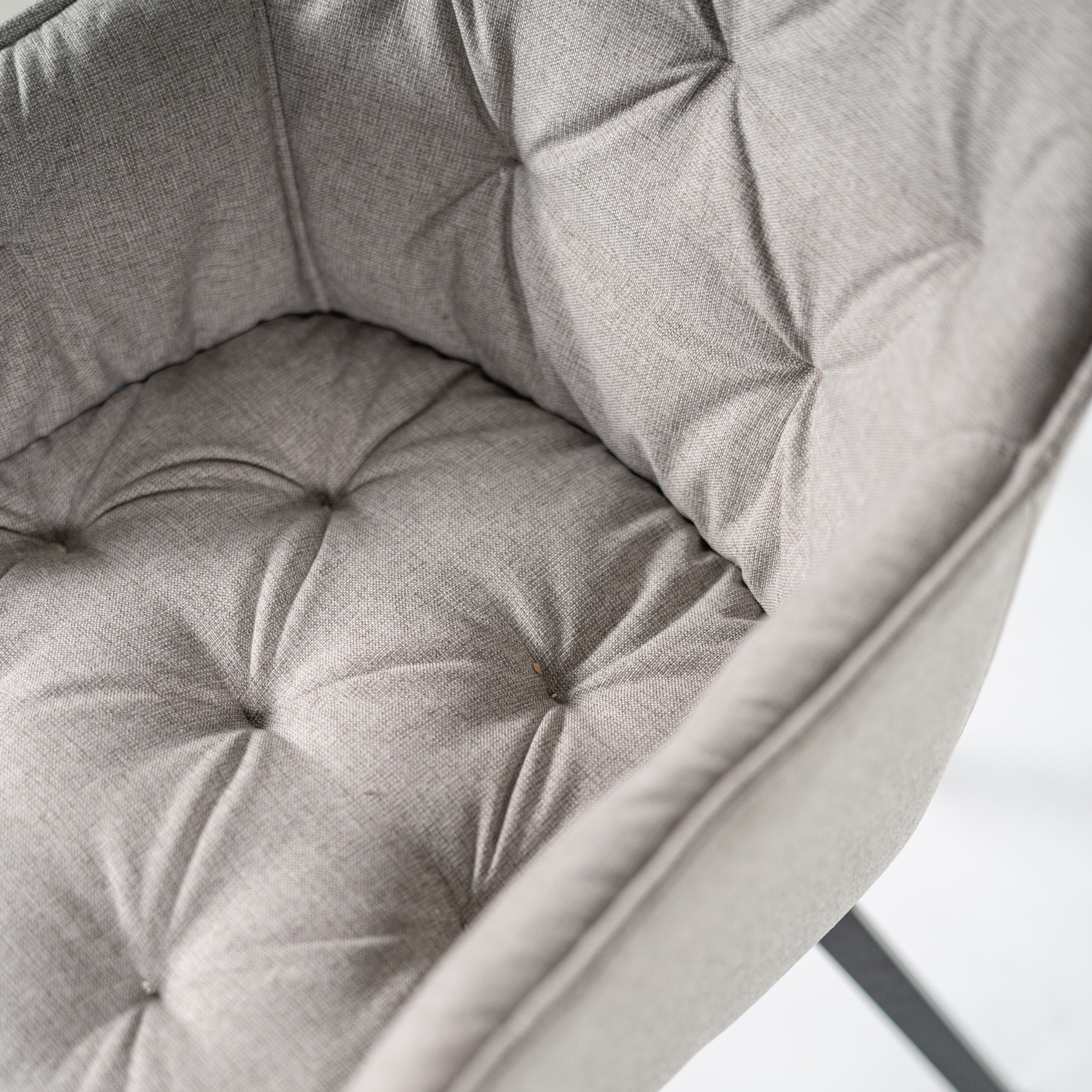 Set di sedie imbottite "Elsa" da soggiorno in tessuto gambe in metallo verniciato cm 55x60 79h