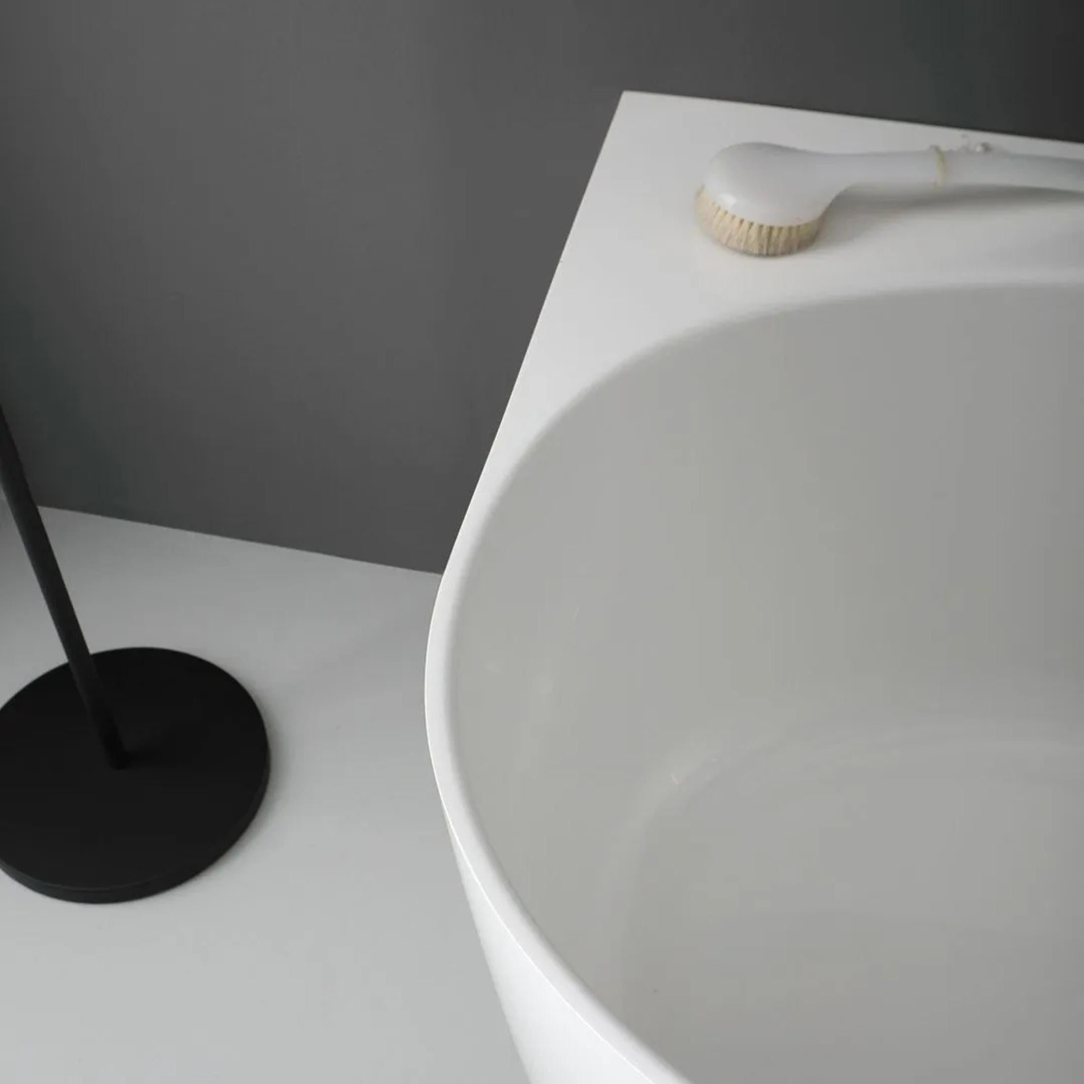 Vasca da bagno ovale "Siena" per appoggio a parete in resina di marmo cm 158x86 58h