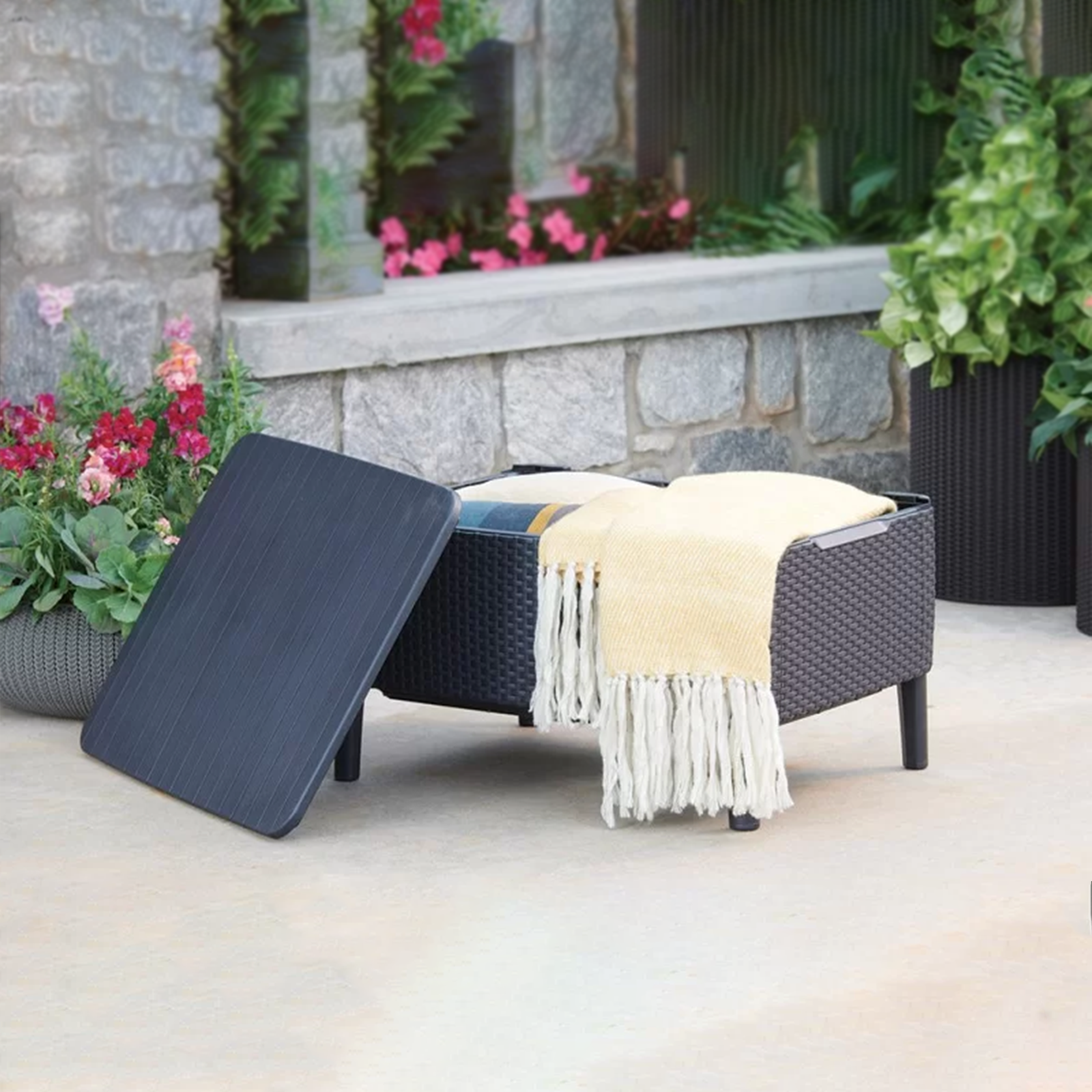 Salón exterior en resina sofá "Salemo" + sillones + mesa contenedor con cojines