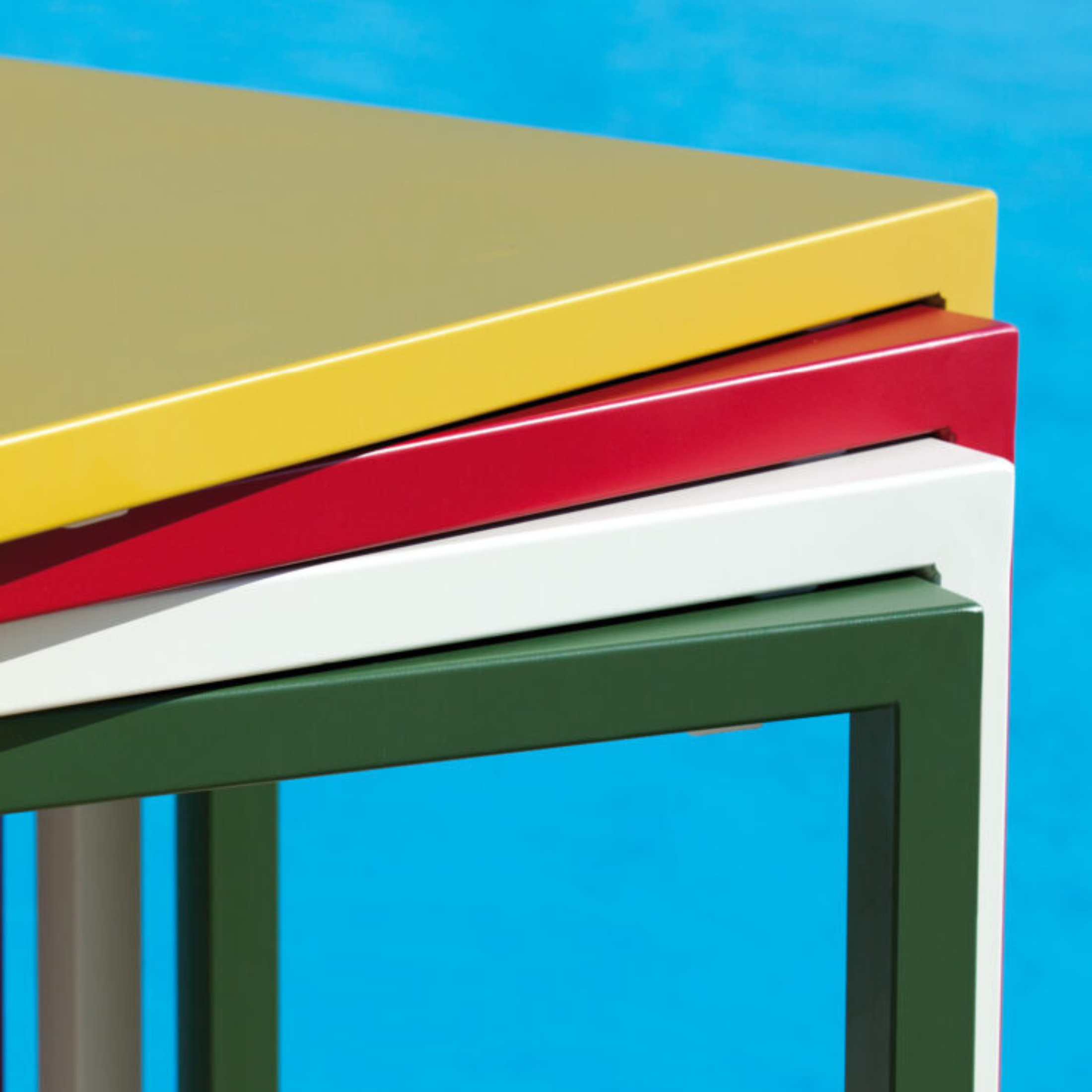 Table haute carrée en métal peint "Quatris" pour bars et jardins modernes