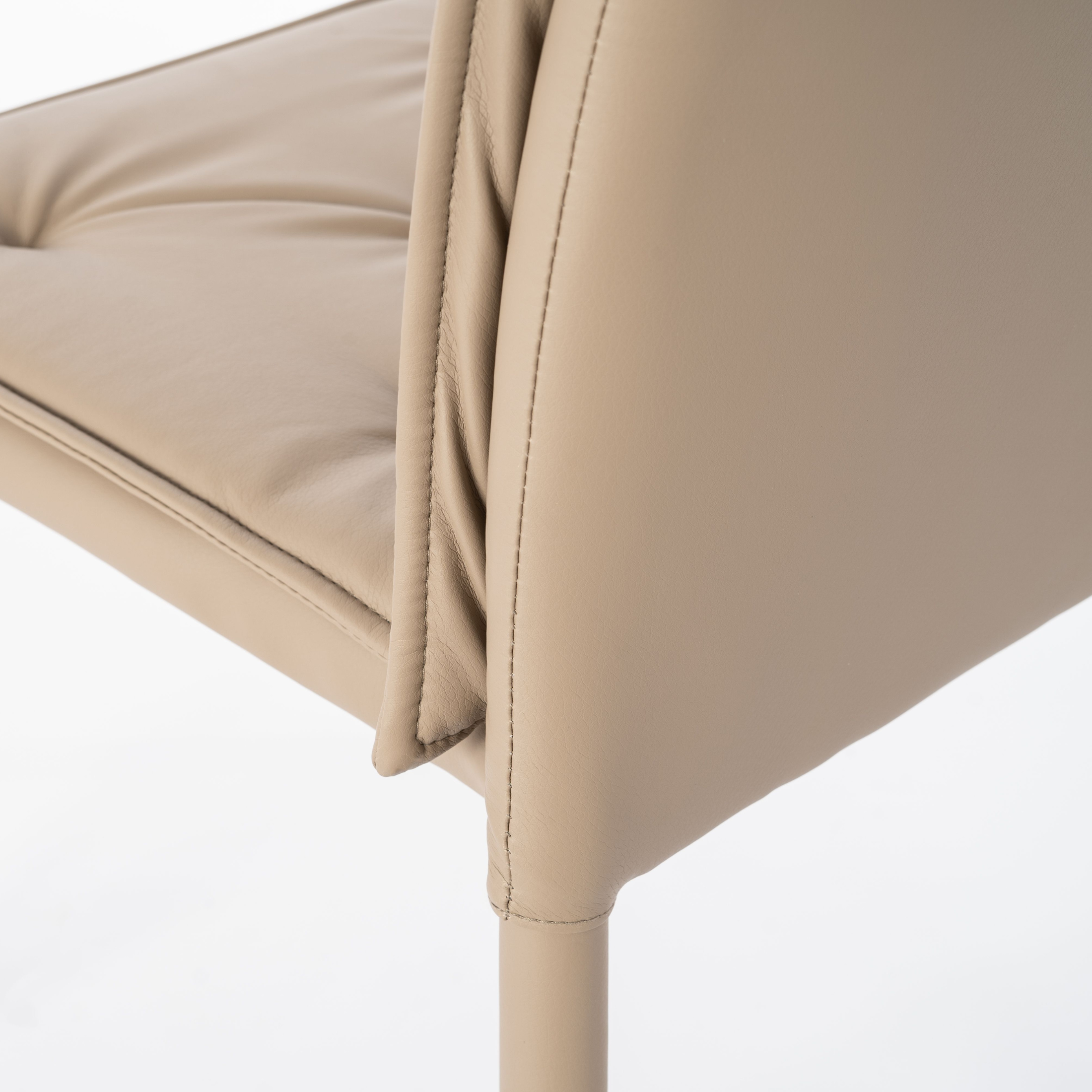 Chaise rembourrée en simili cuir "Carla" fauteuil moderne 56x44 91h cm