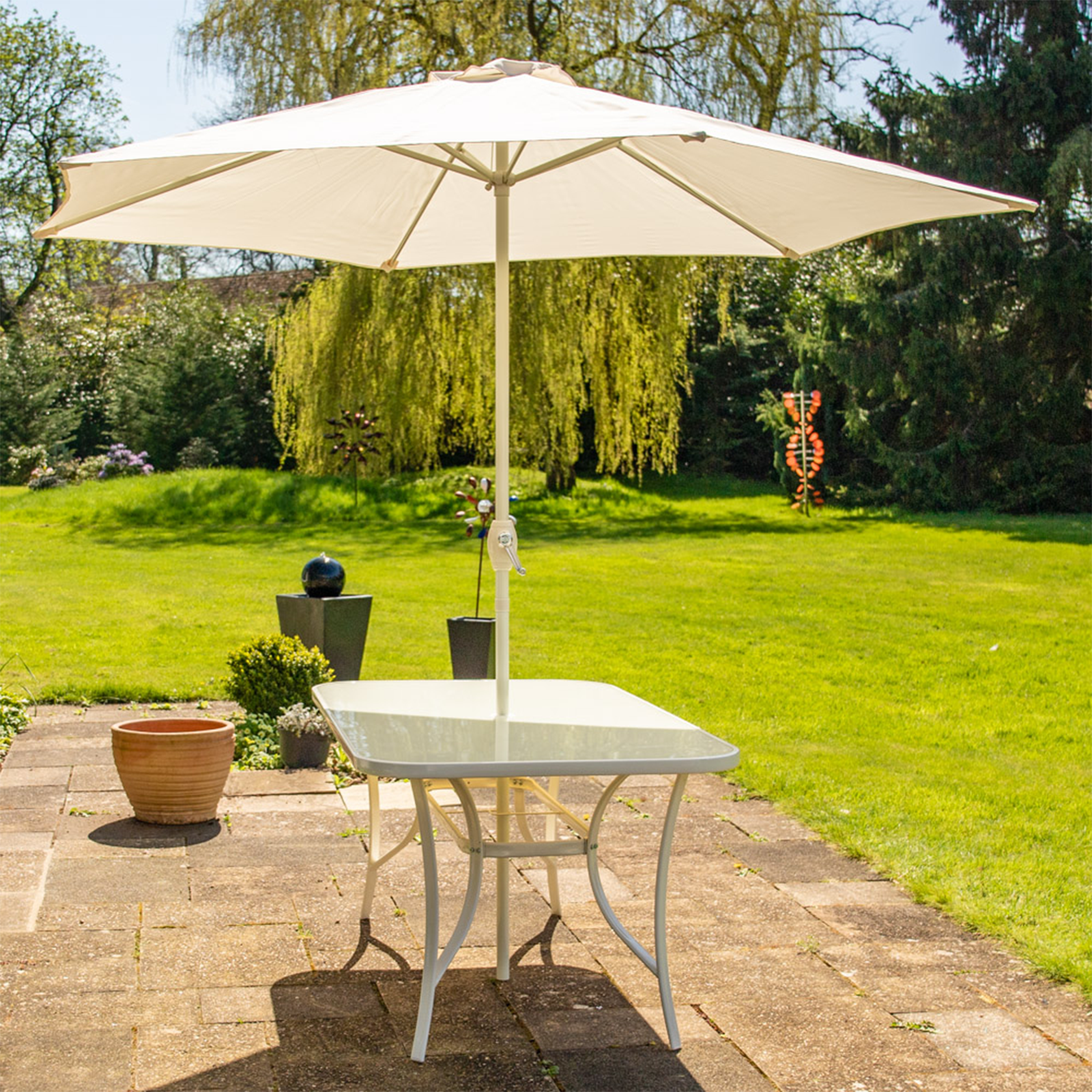 Table à manger en métal Giove avec plateau en verre trempé et trou porte-parapluie pour jardin