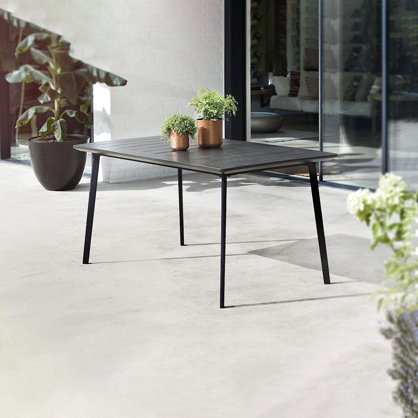 Ensemble de salle à manger composé de 4 chaises + table "Cast Iron" en résine effet fonte pour jardin