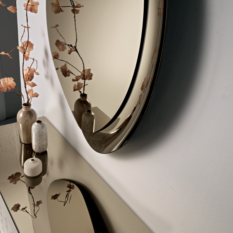 Specchio da parete sagomato "Silhouette" con semi cornice in vetro fuso