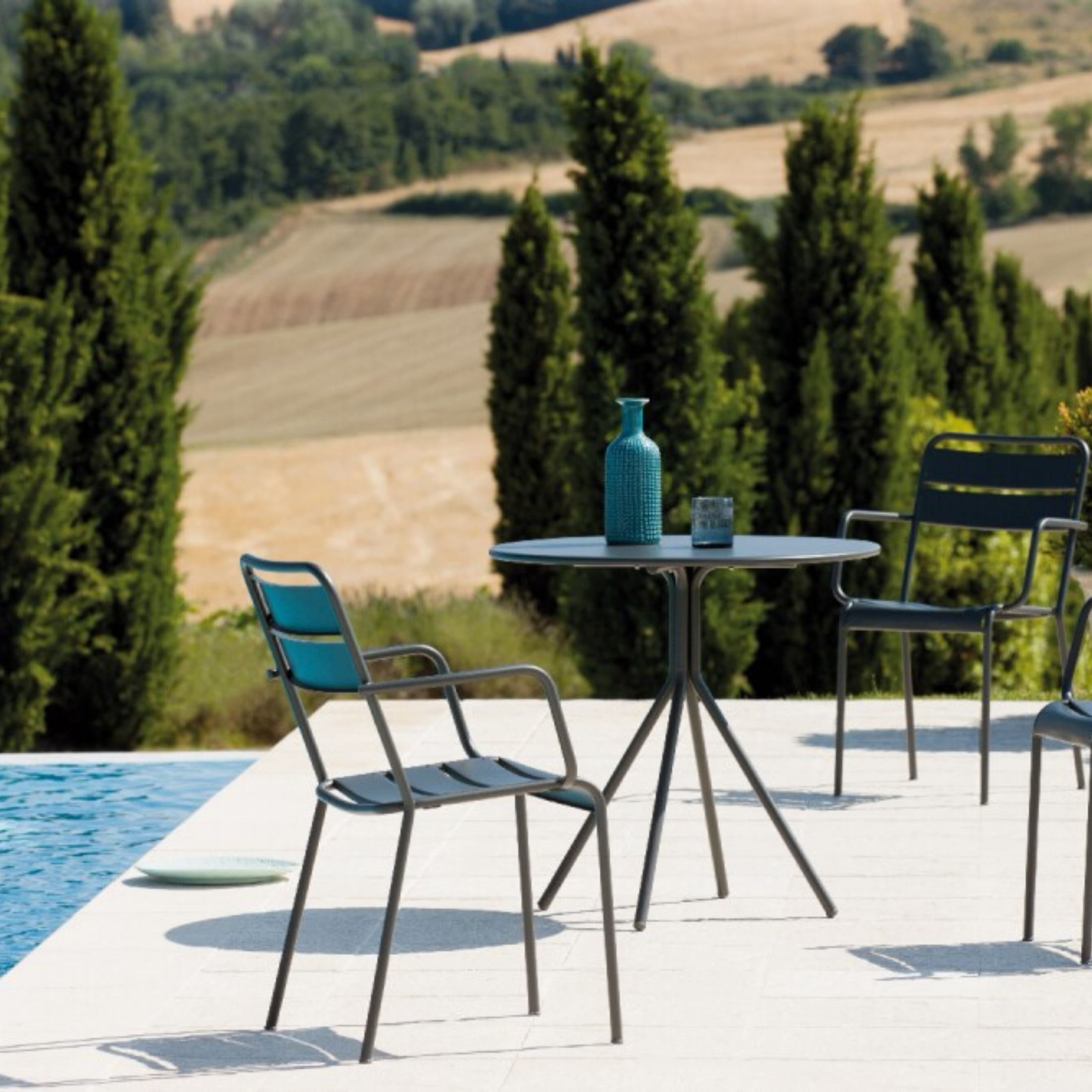 Set di sedie con braccioli da giardino in metallo "Twist" moderne ed impilabili cm 55x57 87h