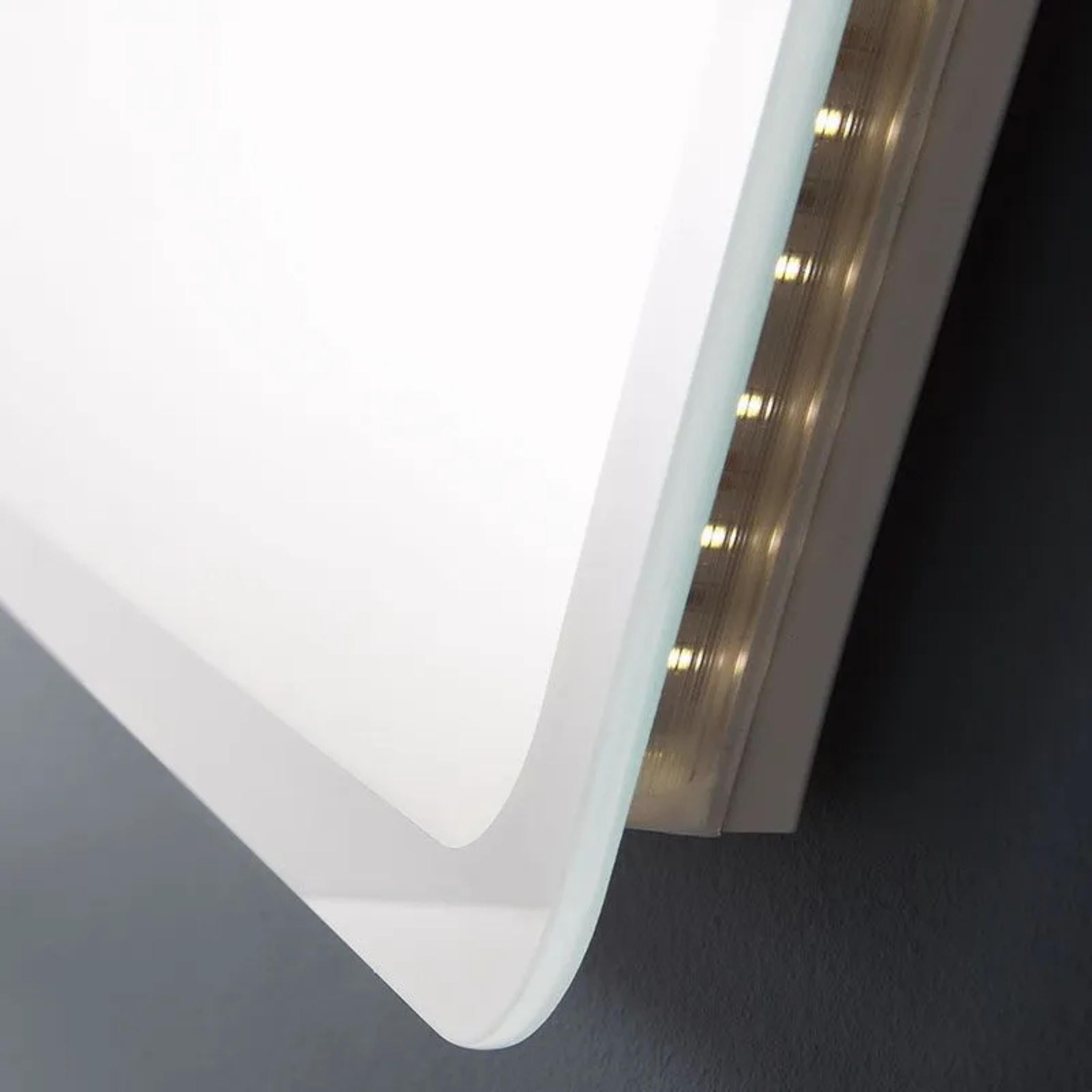 Specchio a led stondato da bagno "Dallas" con cornice illuminata