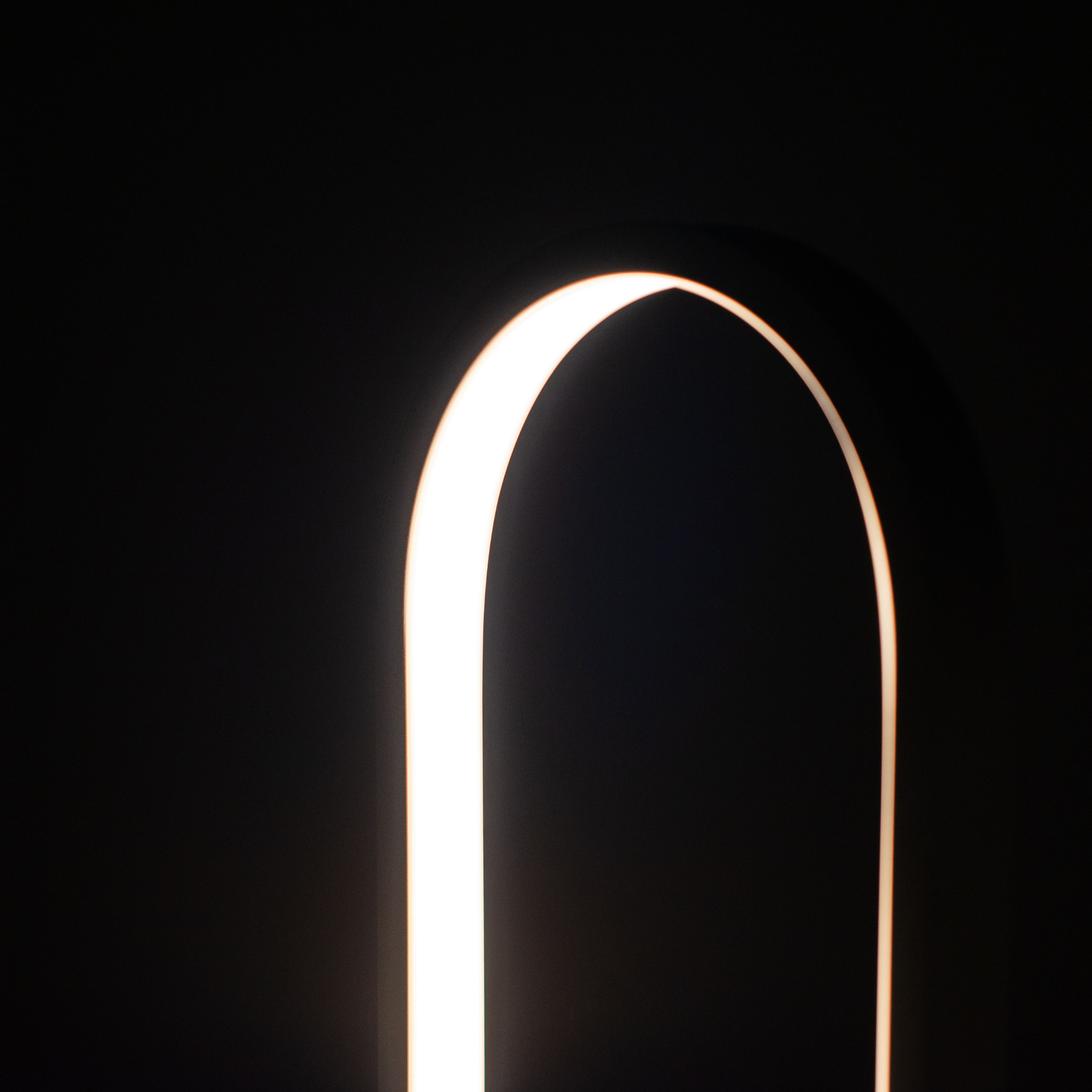Lámpara LED de metal con base de mármol "Naos" para suelo y mesa
