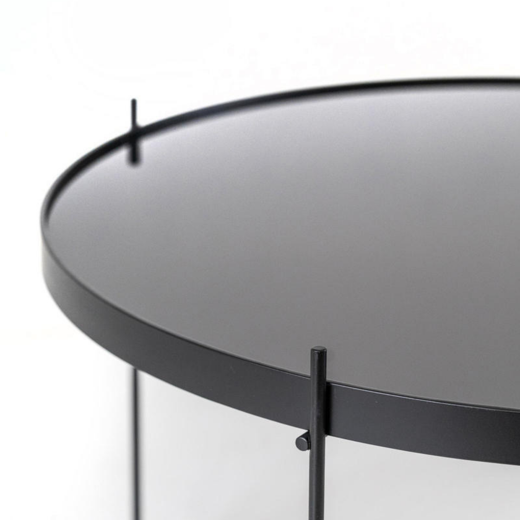 Table basse "Marissa" avec plateau en verre trempé et pieds en métal