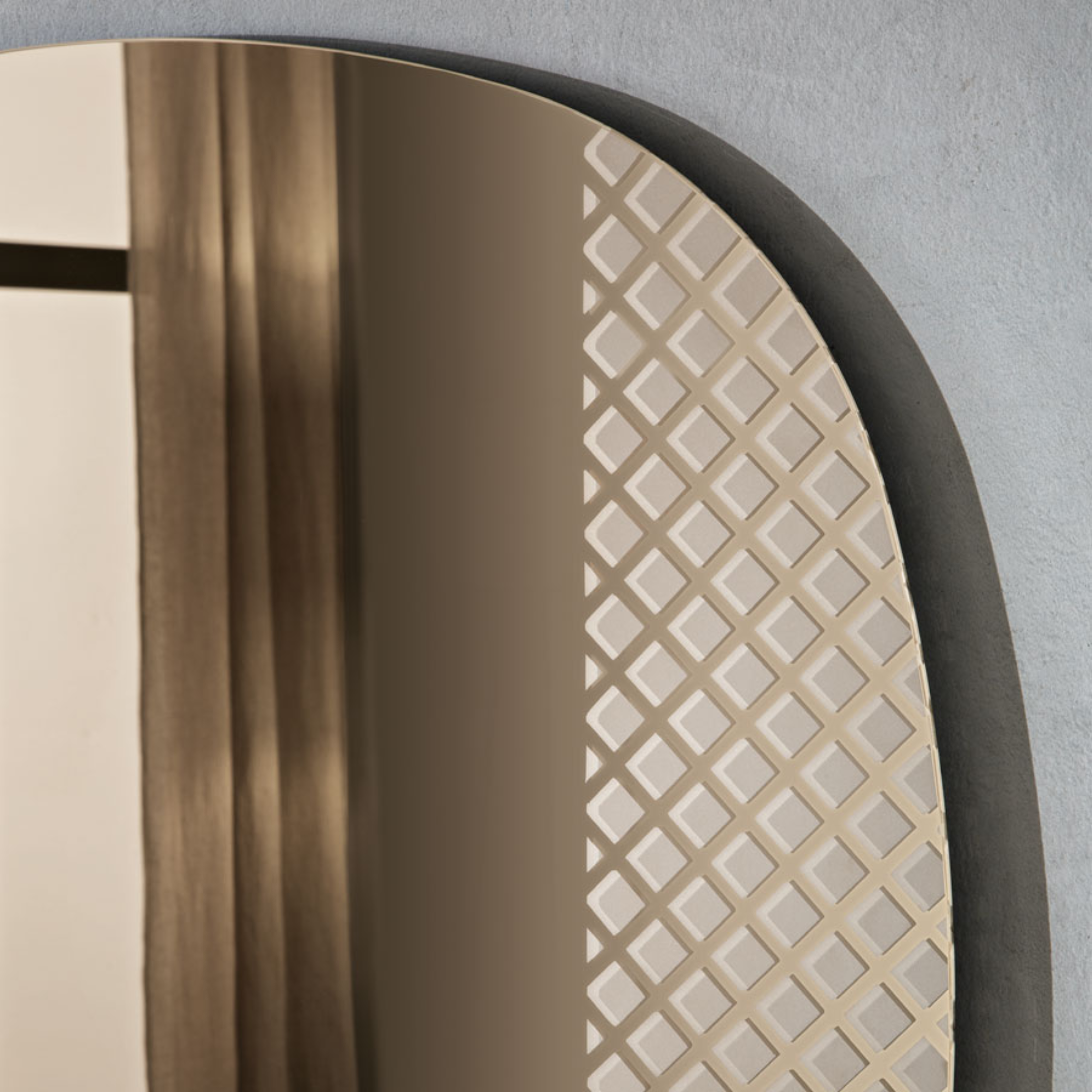 Specchio sagomato "Mantra" con moderne decorazioni sabbiate cm 96x96h