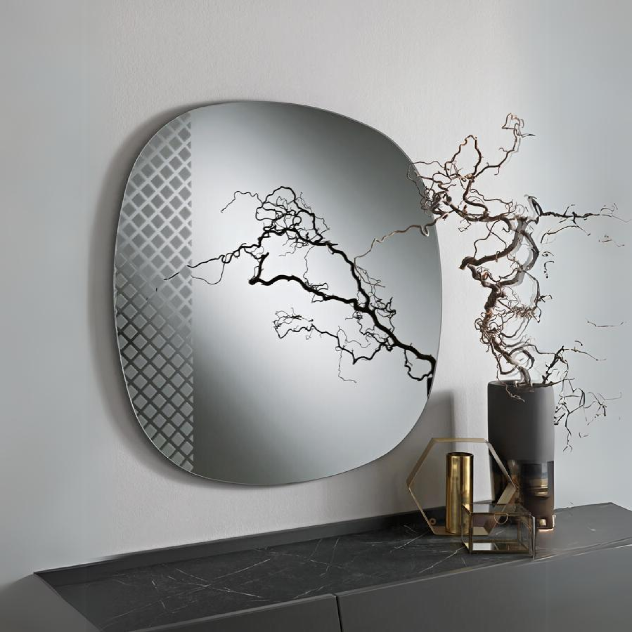 Specchio sagomato "Mantra" con moderne decorazioni sabbiate cm 96x96h