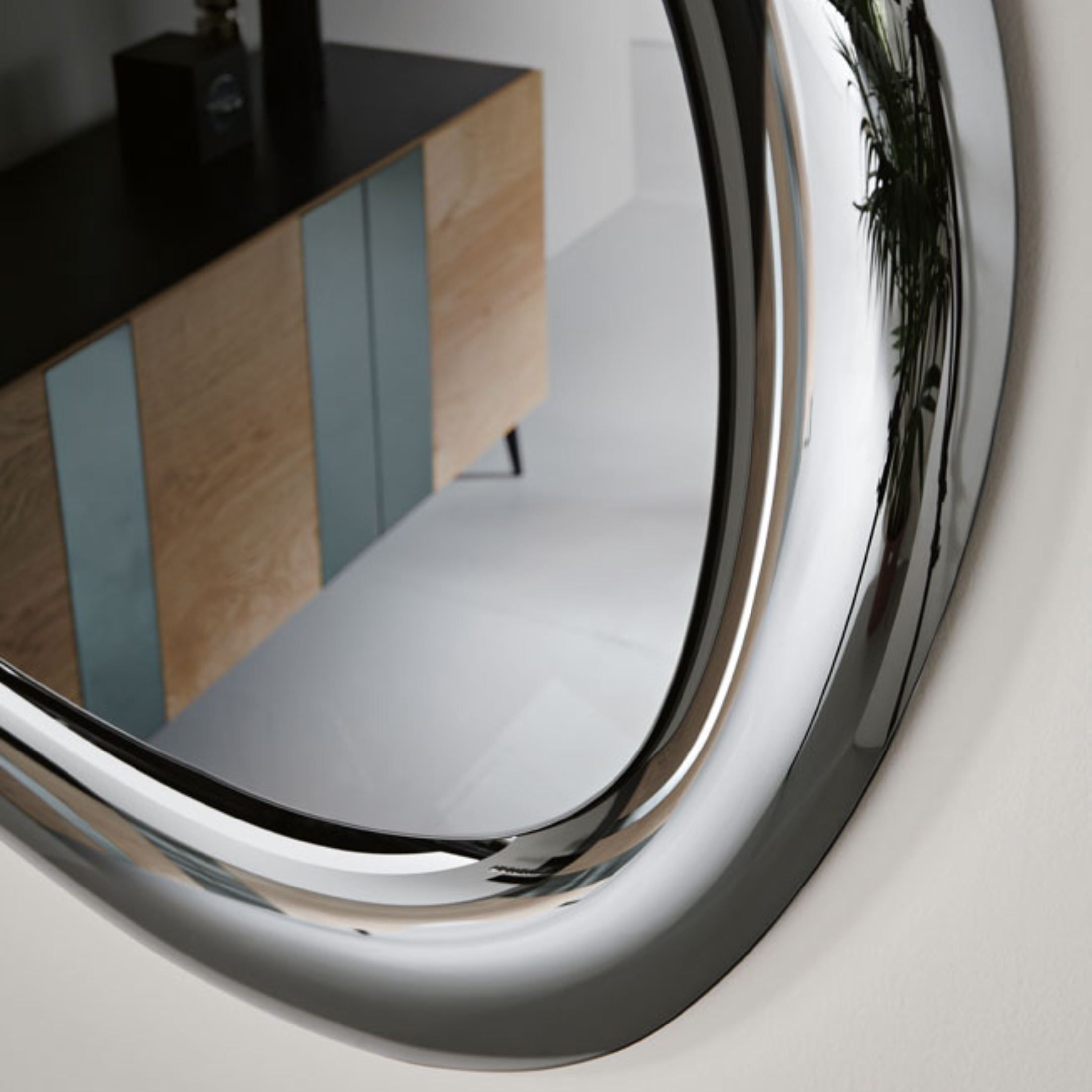 Specchio da parete "Move" con cornice curva moderna