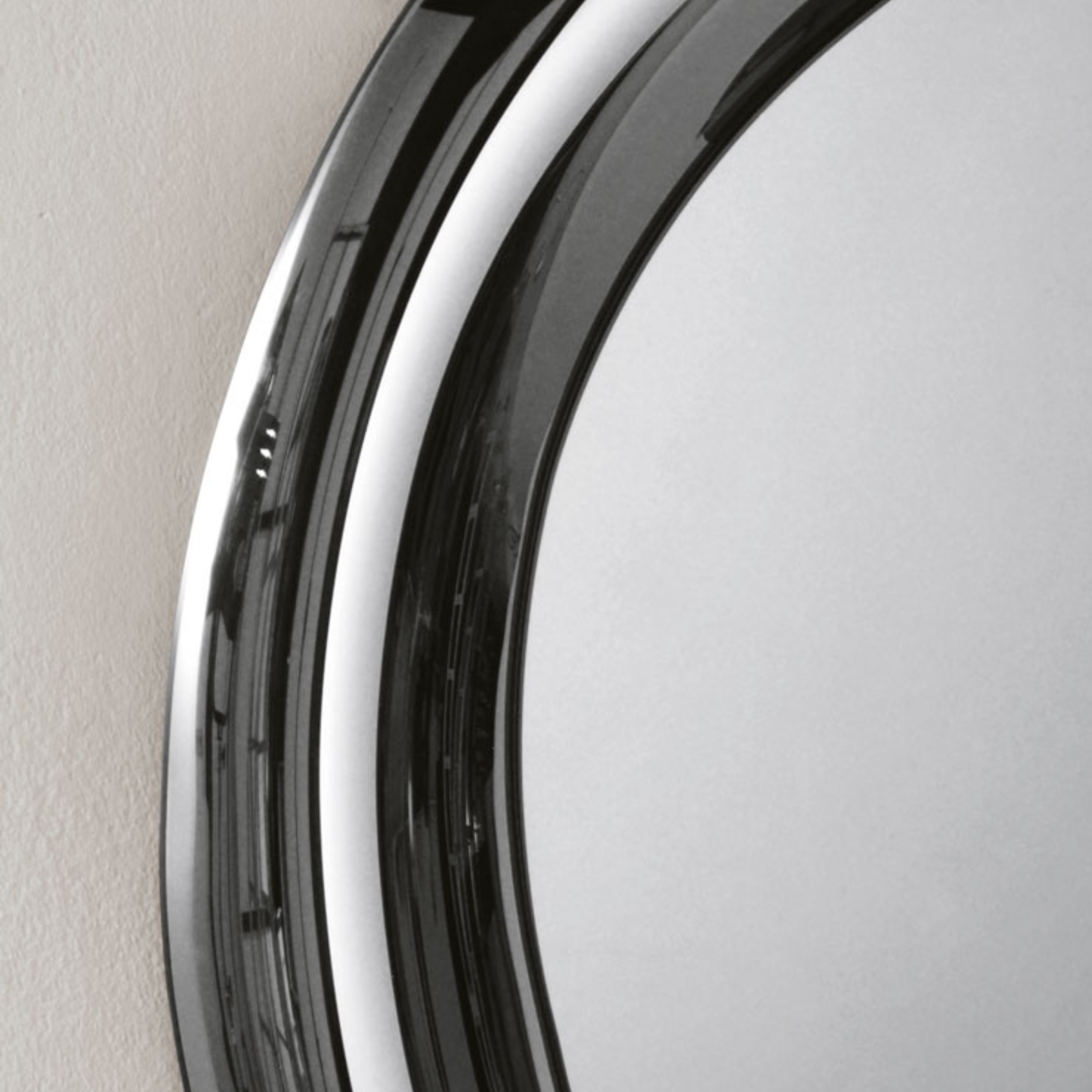 Espejo de pared "Move" con moderno marco curvo