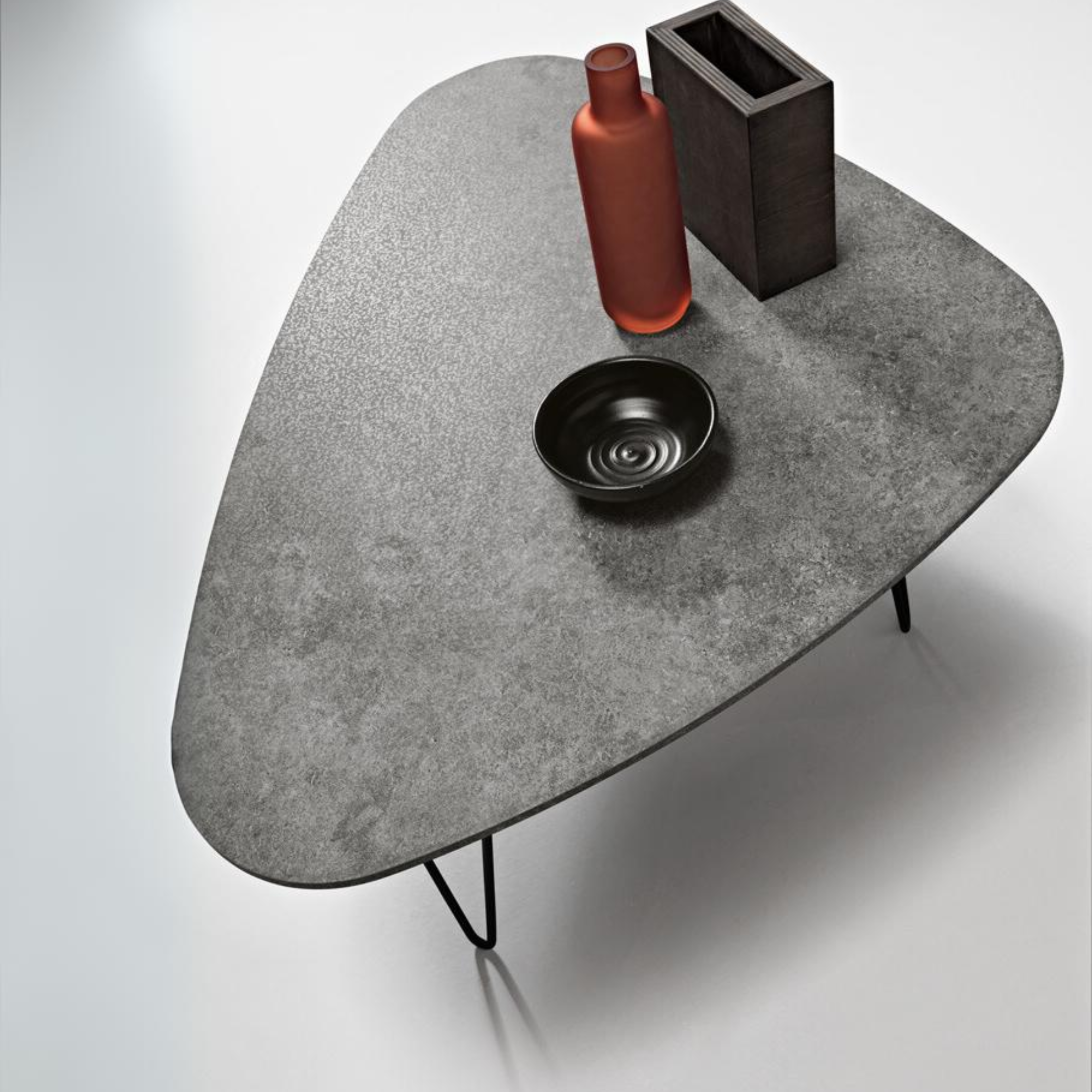 Tavolino da soggiorno "Nico" con piano sagomato e gambe in metallo verniciato cm 70x100 38h