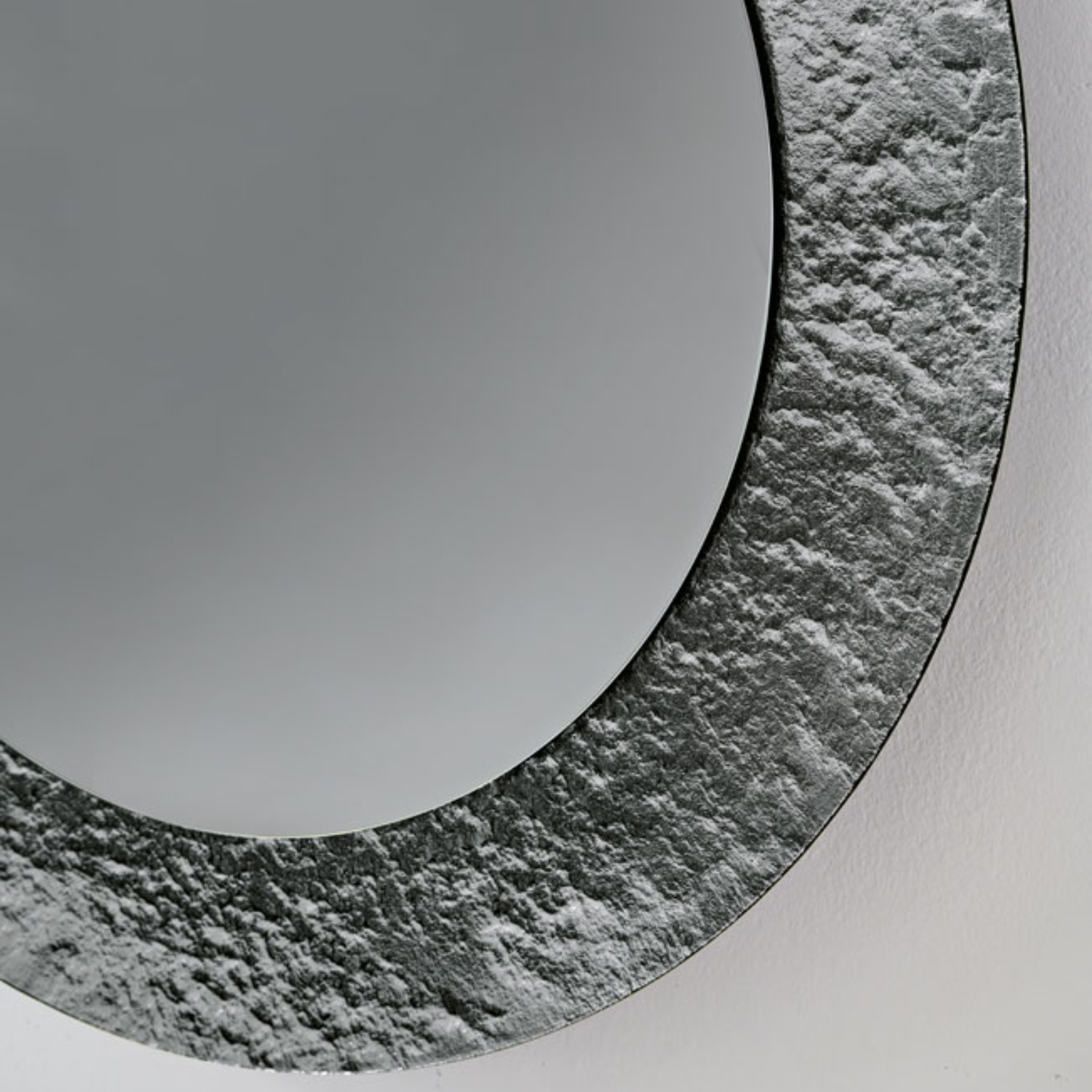 Espejo de pared redondo "Nidra" con marco de cristal efecto martillado